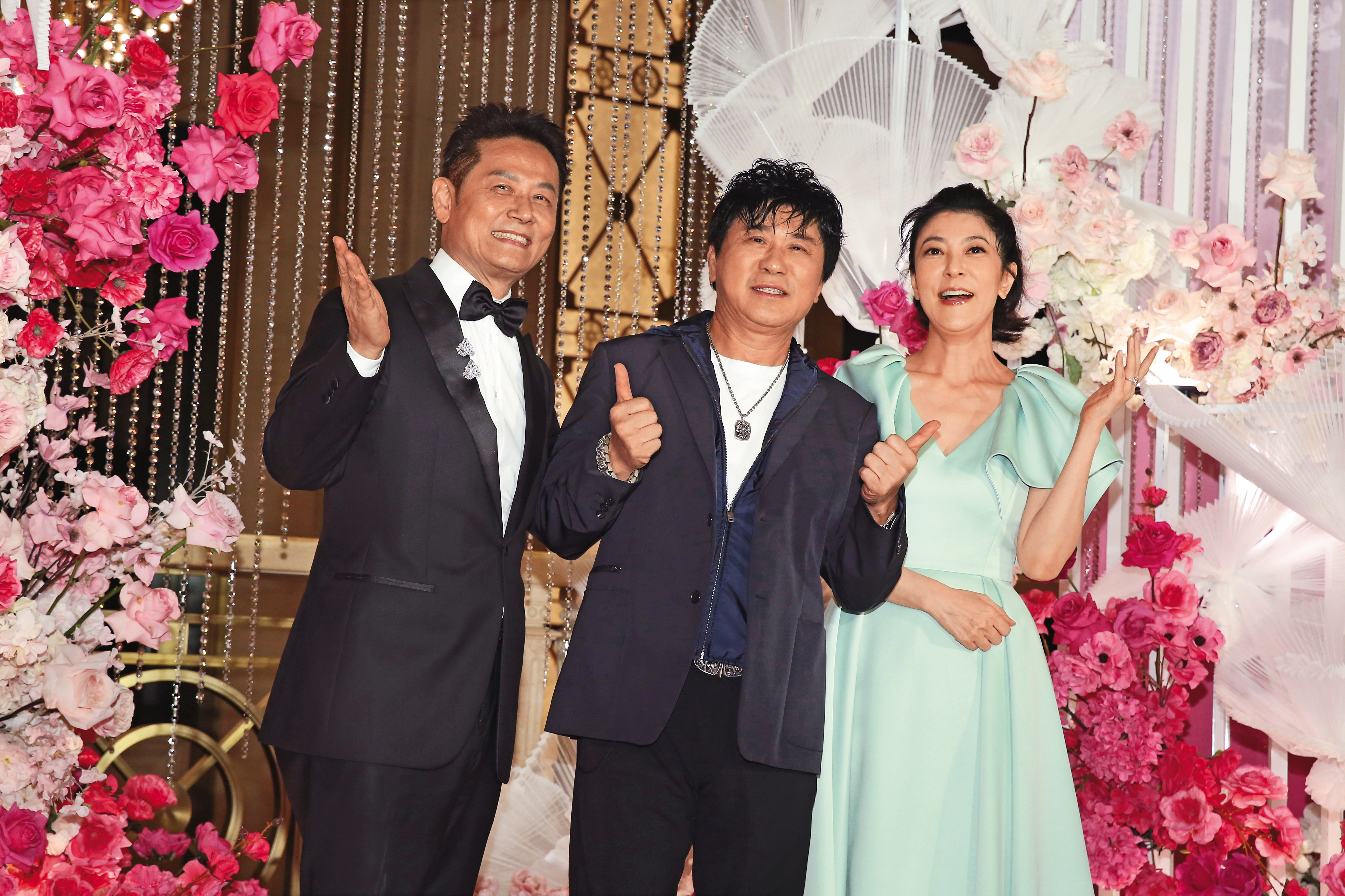 婚姻傳出紛擾，胡瓜（中）跟丁柔安（右）還是連袂出席徐乃麟（左）兒子徐新洋的婚禮。