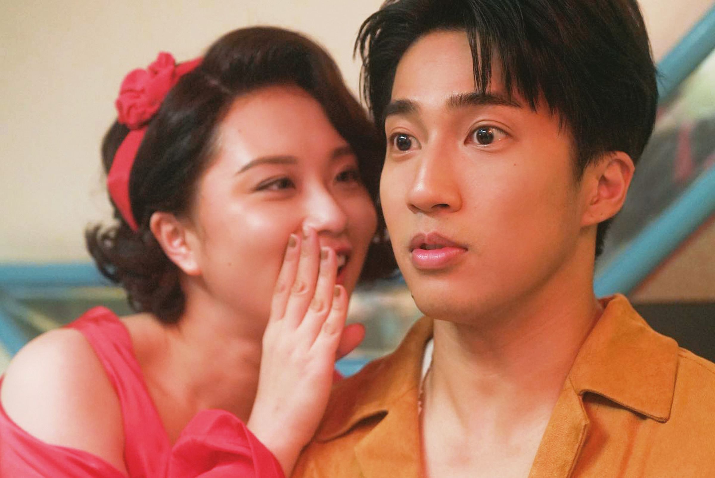 去年婁峻碩（右）推出單曲〈Runner Runner〉，找來女友焦凡凡（左）同框重現《賭俠》經典橋段。（想不到音樂工作室提供）