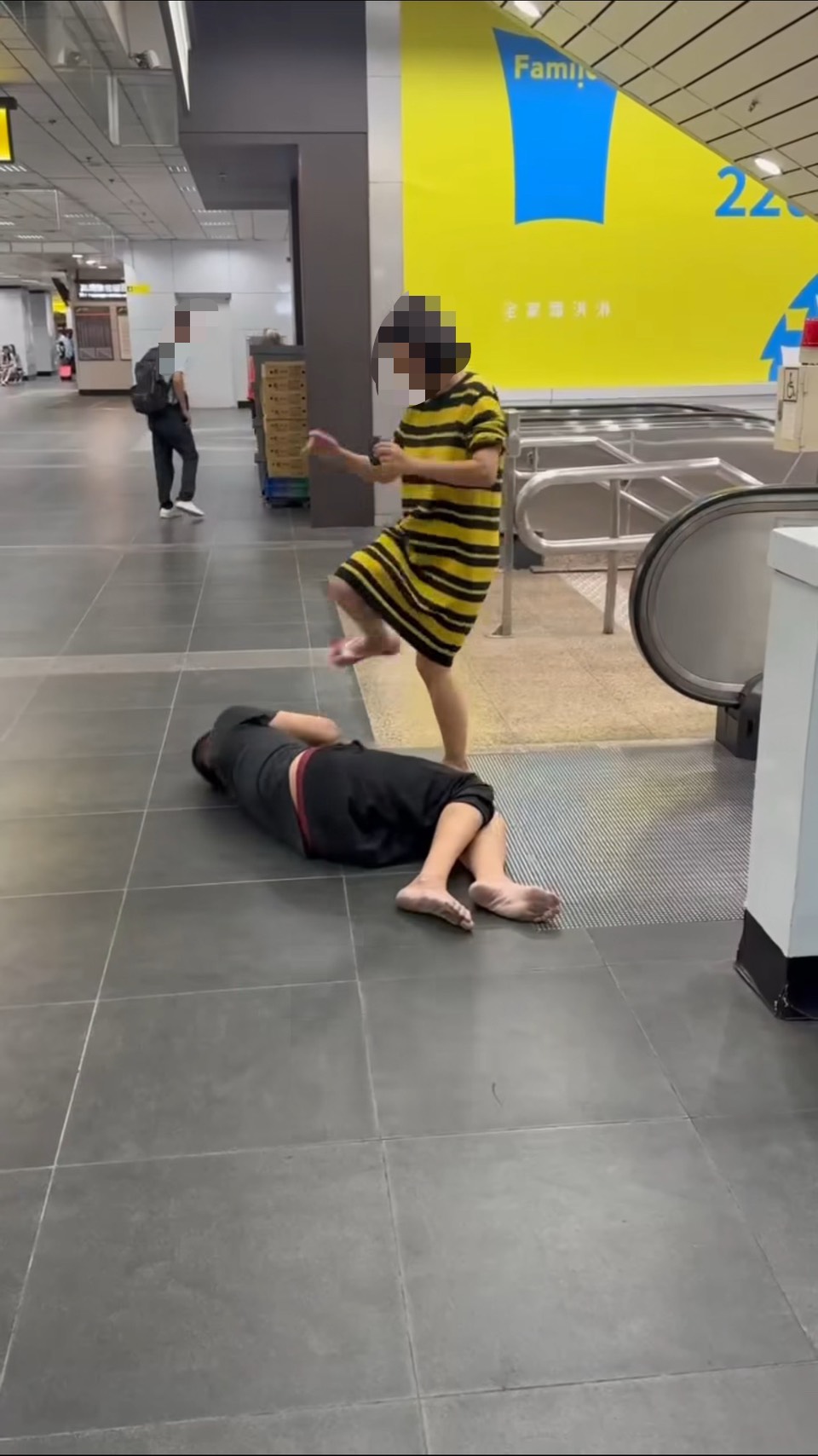 網友目擊曾女伸腳猛踹躺在地上的張男。（翻攝自threads）