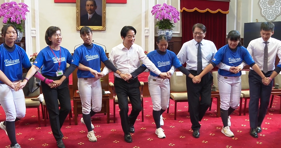 賴清德與世界女壘冠軍隊伍一同手拉手唱跳。（總統府提供）