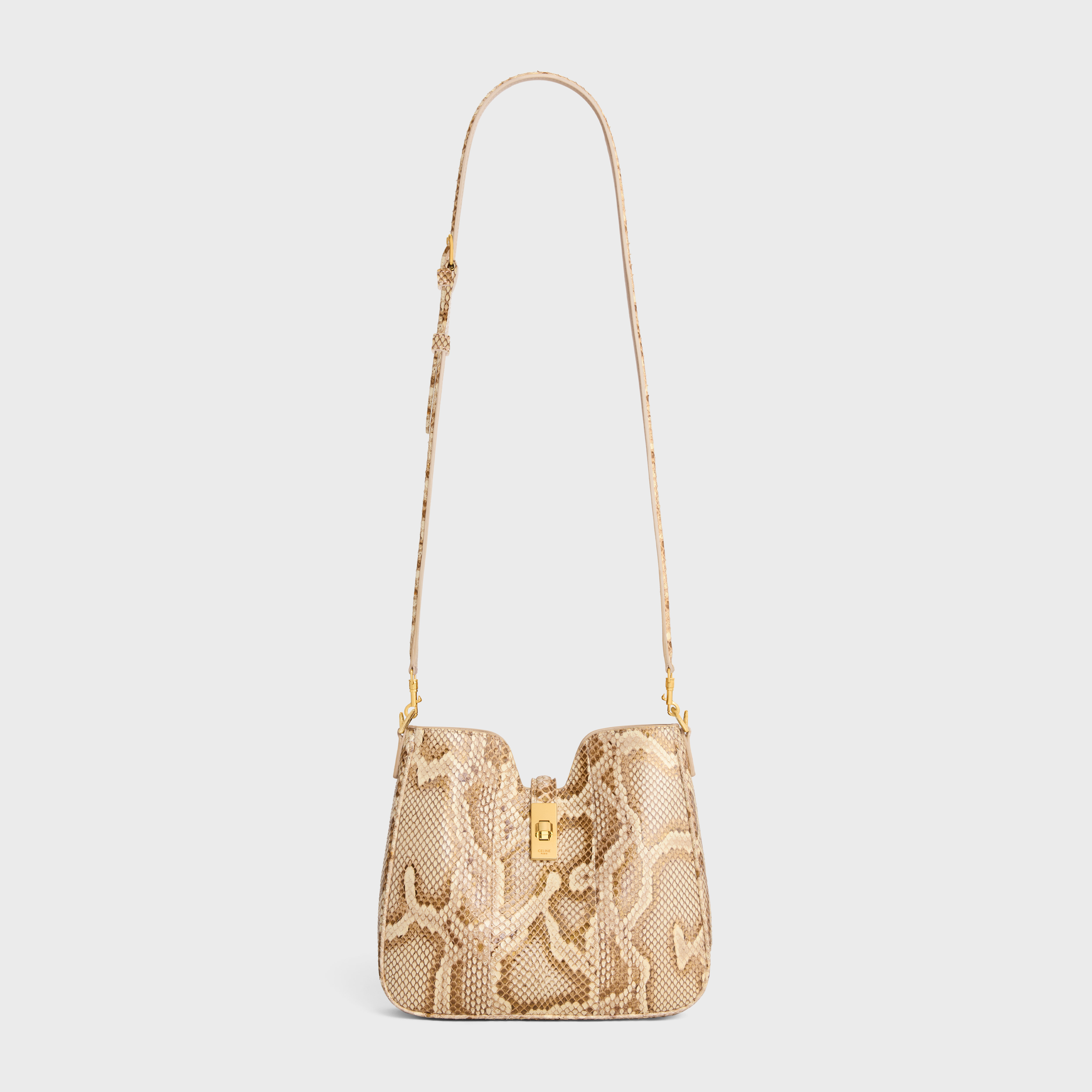 CAMILLE 16 SOFT蛇皮革小型手袋。NT$150,000（CELINE BY HEDI SLIMANE提供）
