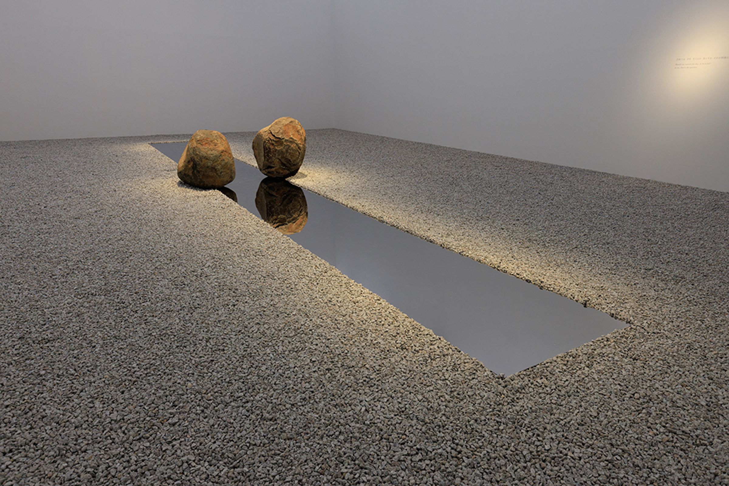 李禹煥於 2021 年發表的代表性作品《關係：鏡の道》。（Photo by Noriko Yamamoto）