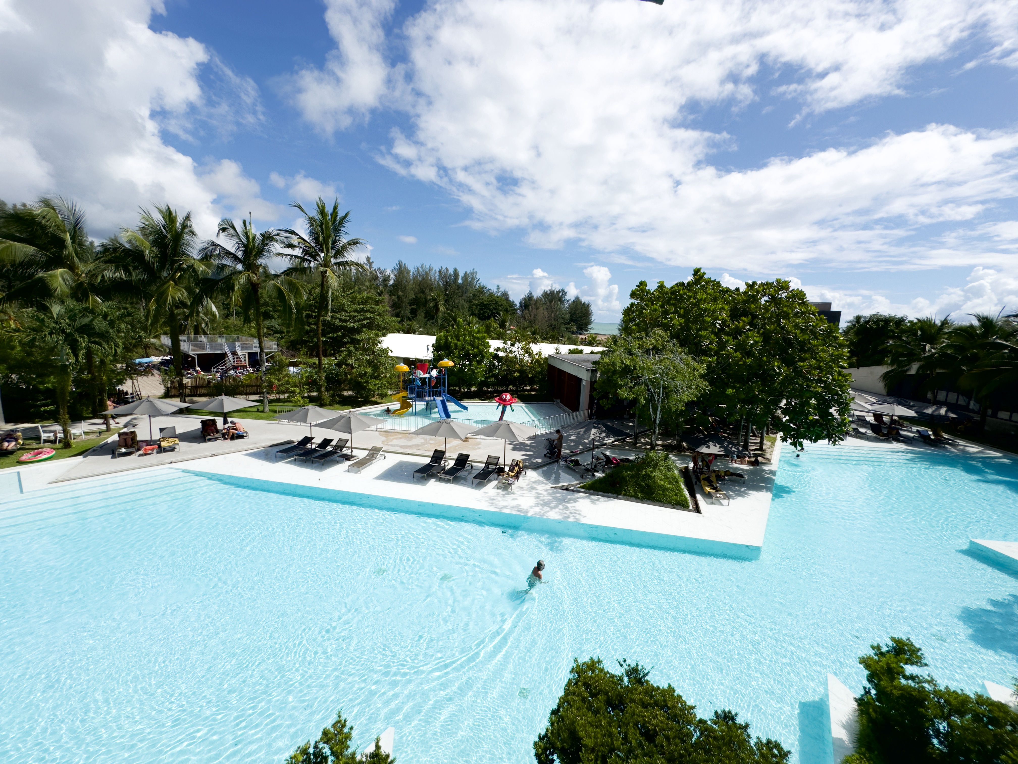 拷叻的Bang Niang海灘，度假村林立且價格親民，千元房價就能享受五星服務，圖為度假村La Vela Khao Lak。