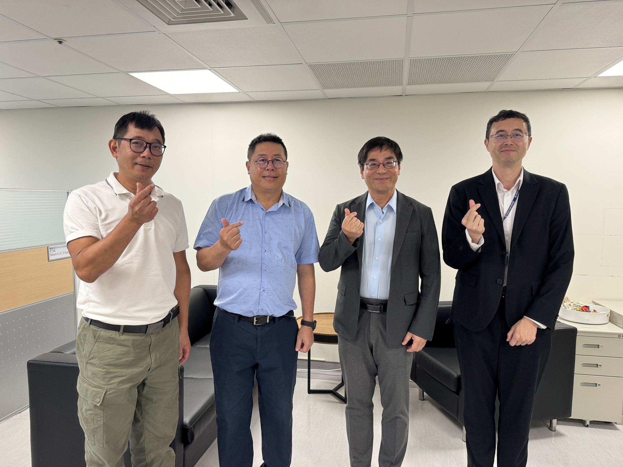 中國醫藥大學新竹附設醫院院長陳自諒（左二）與副院長阮春榮（左一）和UrAiTaiwan（我愛台灣）團隊自行研發出多款UrAi軟體。（中國醫藥大學新竹附設醫院提供）