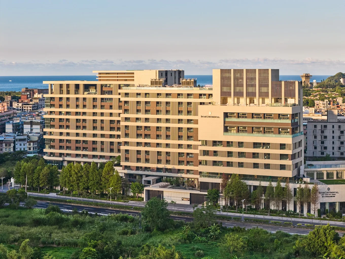 一名五星級酒店保全人員在社群平台發布與中控室監視器畫面的自拍照，引發網友質疑。（翻攝自Google Maps）