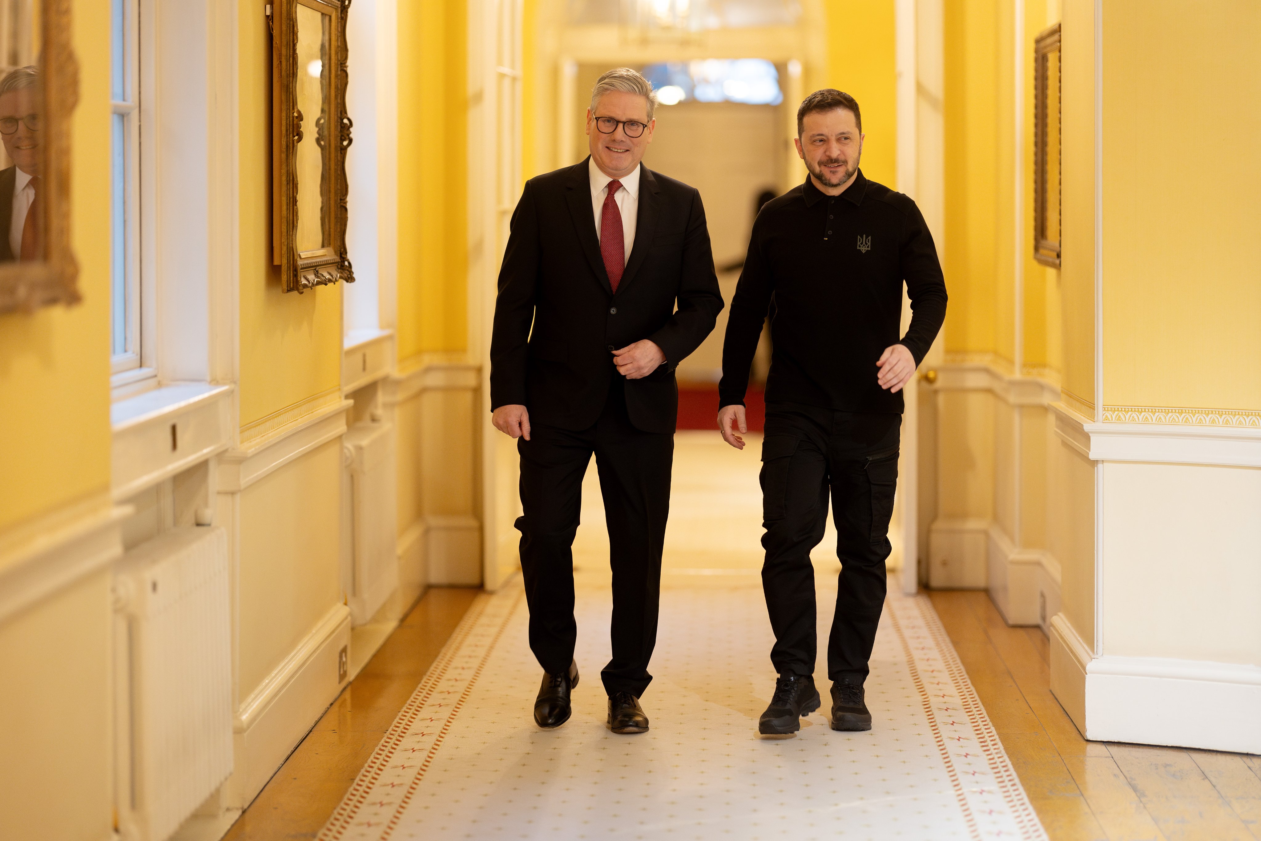 澤倫斯基1日到倫敦與首相施凱爾會面。（翻攝X@Keir_Starmer）