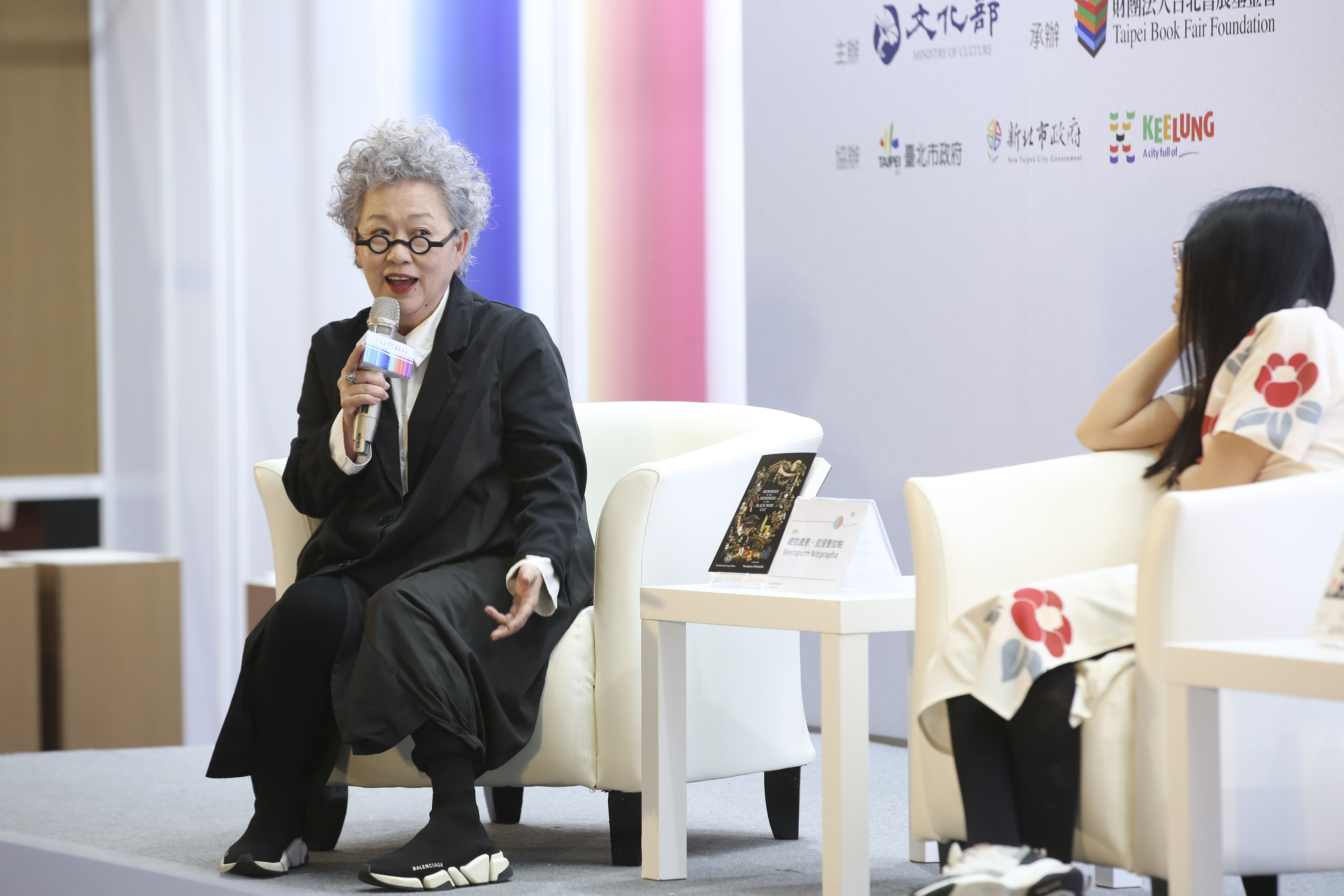 威拉蓬的服裝風格往往是黑與白，她的言辭犀利，在泰國，她有一批年輕的忠實粉絲。右為另一位泰國東南亞文學獎得主作家吉妲楠。