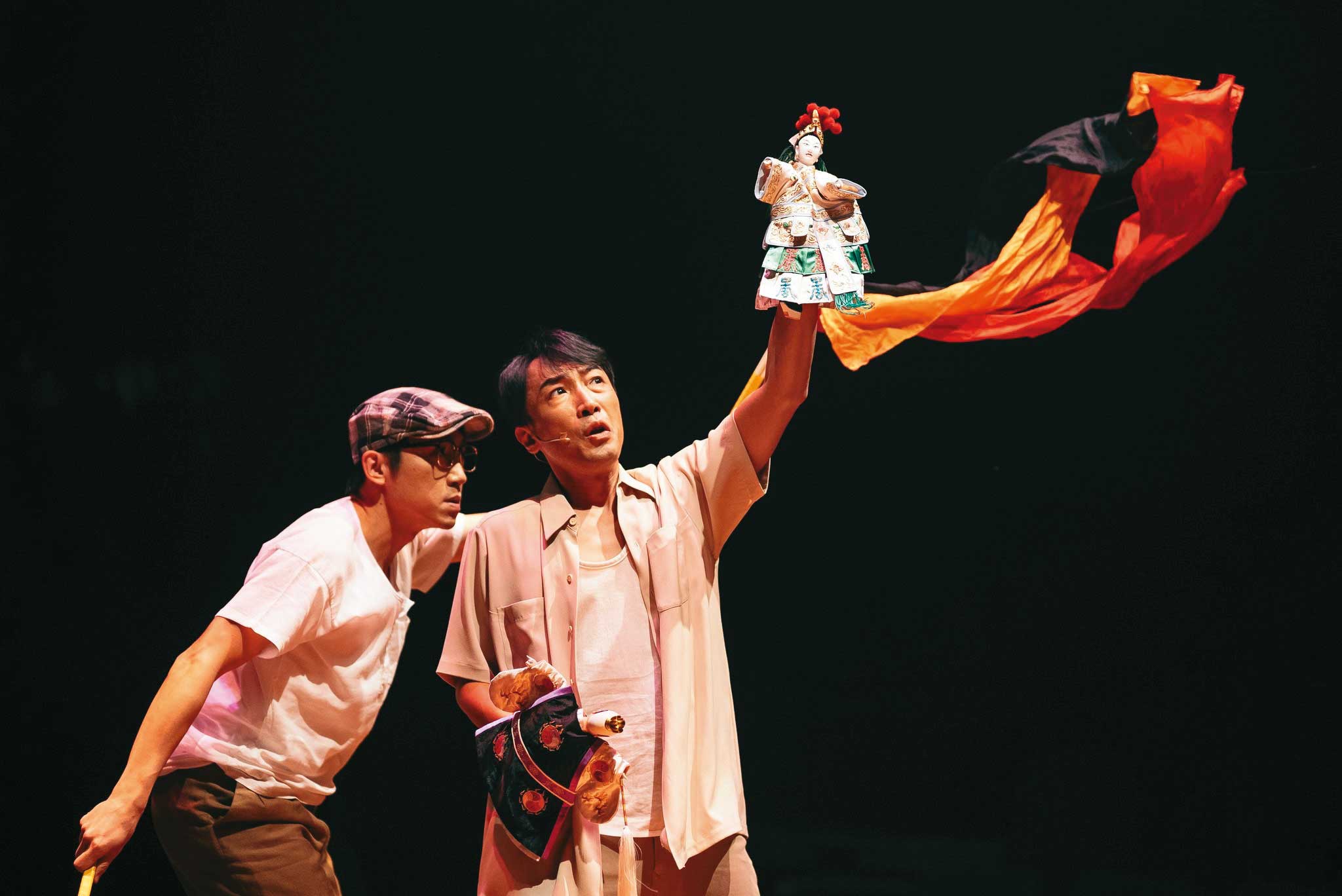 同黨劇團《父親母親》獲本屆臺北戲劇獎最佳戲劇，構思來自同黨劇團團長邱安忱近年來對台灣近代史及布袋戲史的研讀心得。評審團說：「透過尋父的歷程，巧妙地鑲嵌了台灣布袋戲史，從日治到戰後，從戒嚴到解嚴，從壓抑到彰顯，身世之謎解開的同時，也是世代尷尬的諒解。全劇敘事層次豐富，6位演員在數十個角色變換之間，行雲流水，故事感人肺腑！」（同黨劇團提供）