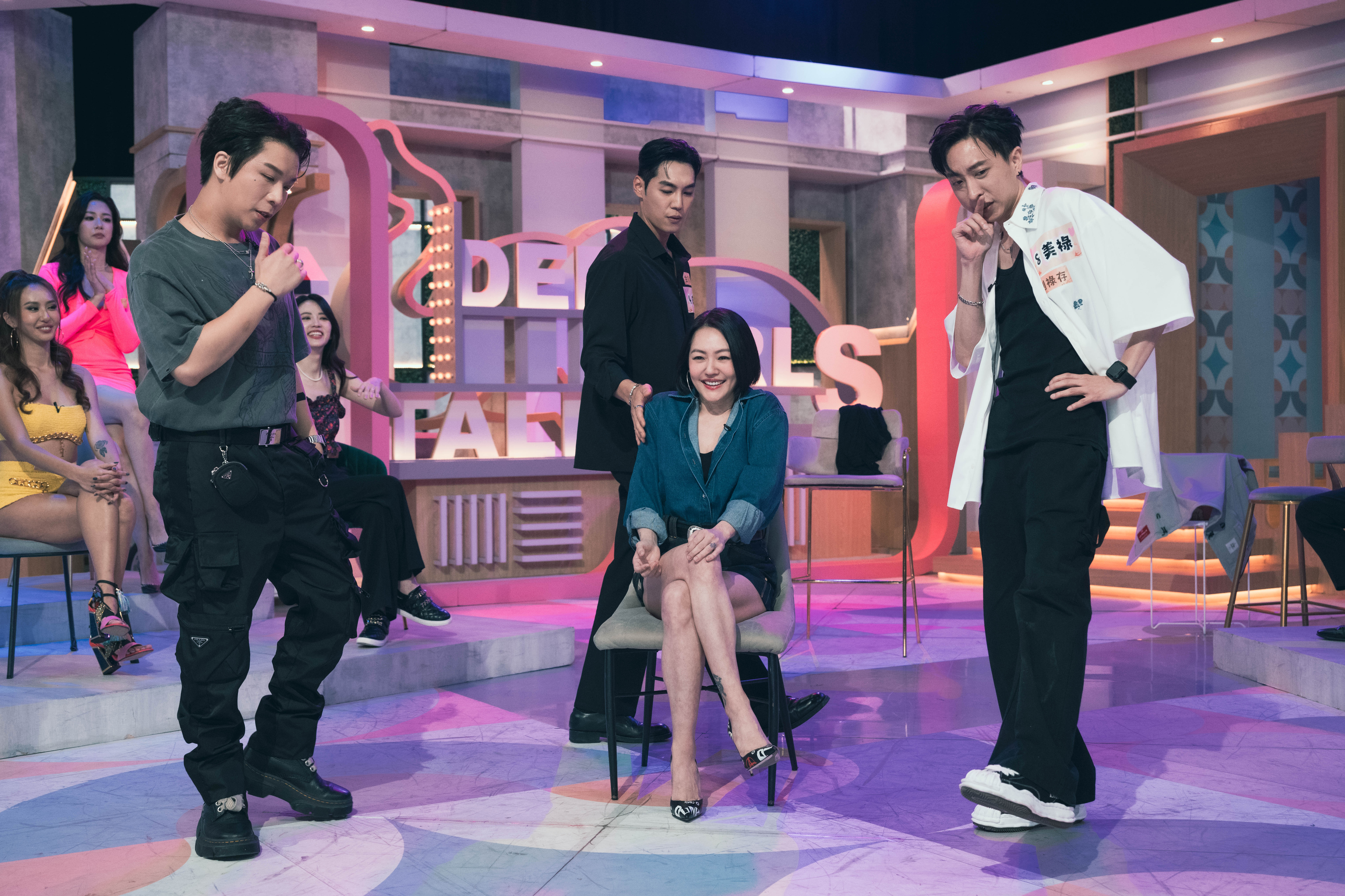 小S被猛男圍繞跳熱情舞蹈。（東森提供）