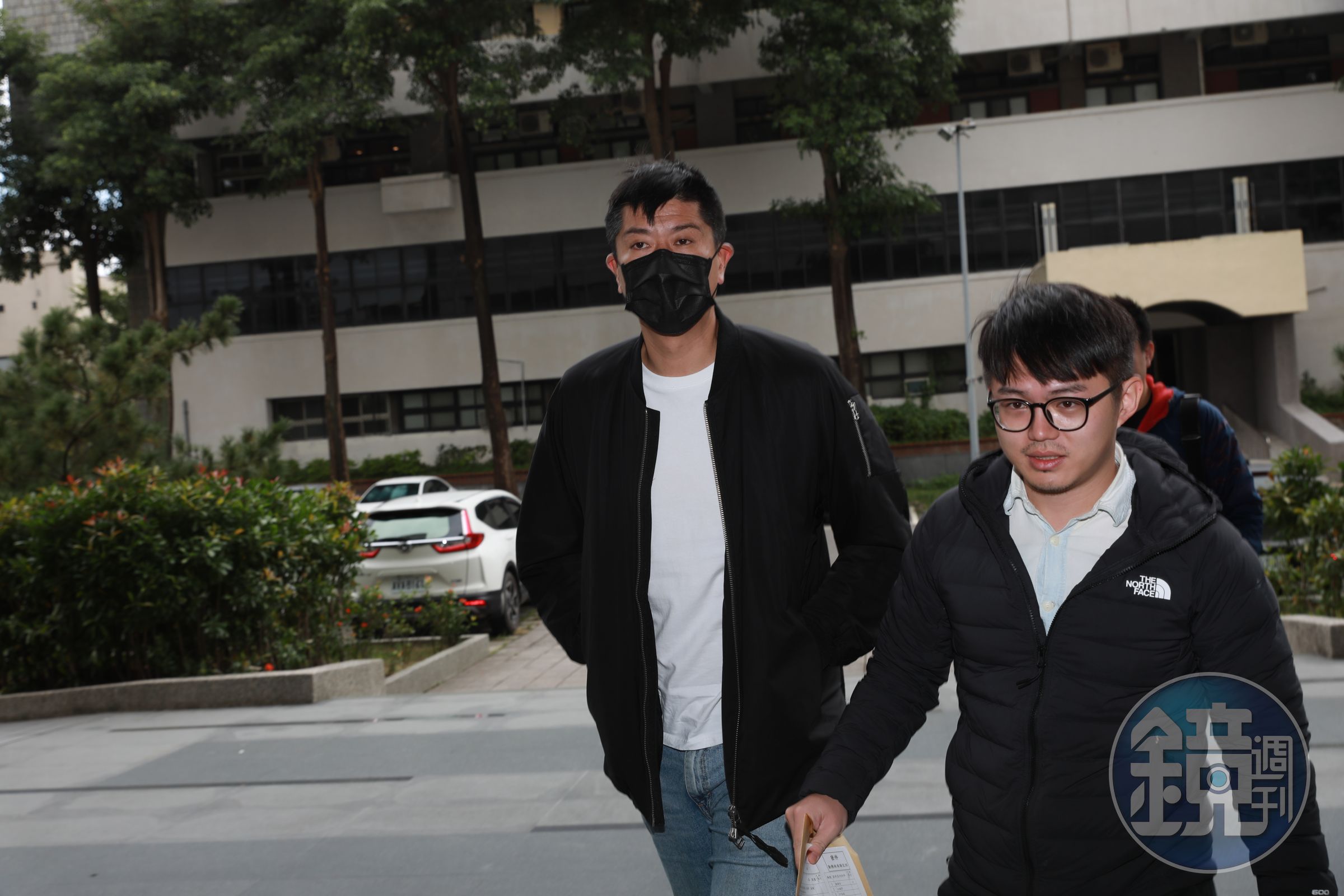 裕隆現任執行教練李啟億稍早到士林地檢署以證人身分應訊。