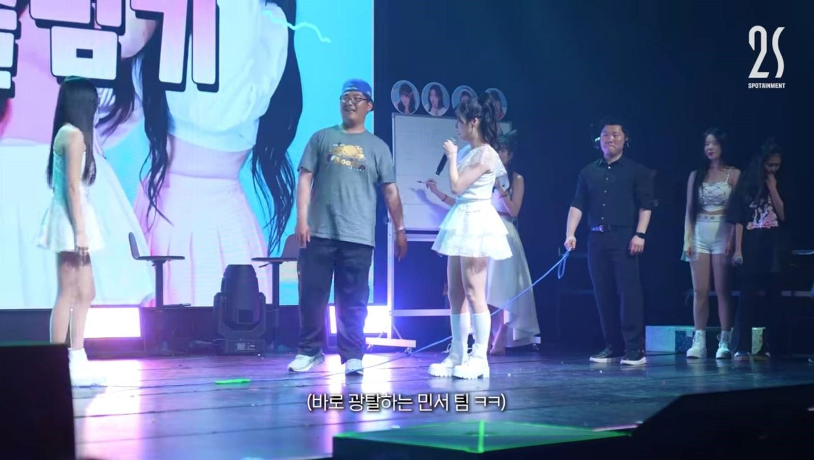 在見面會台上的2位男性都沒有申請合法工作證。（讀者翻攝YT）