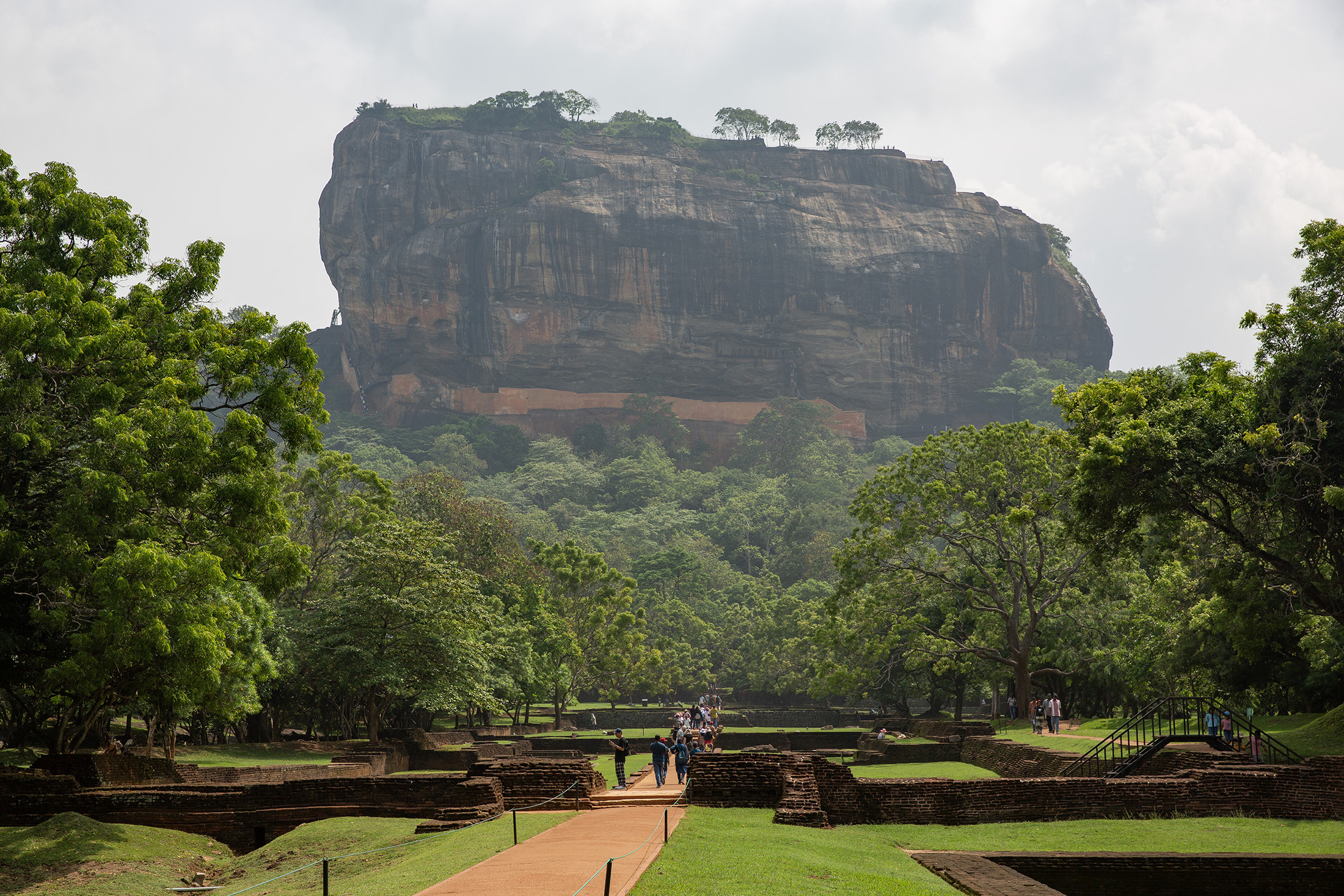 即使跨越千年，獅子岩這座被譽為「世界第八大奇蹟」的遺址，依然以一種孤絕姿態，俯瞰著斯里蘭卡的廣袤叢林。