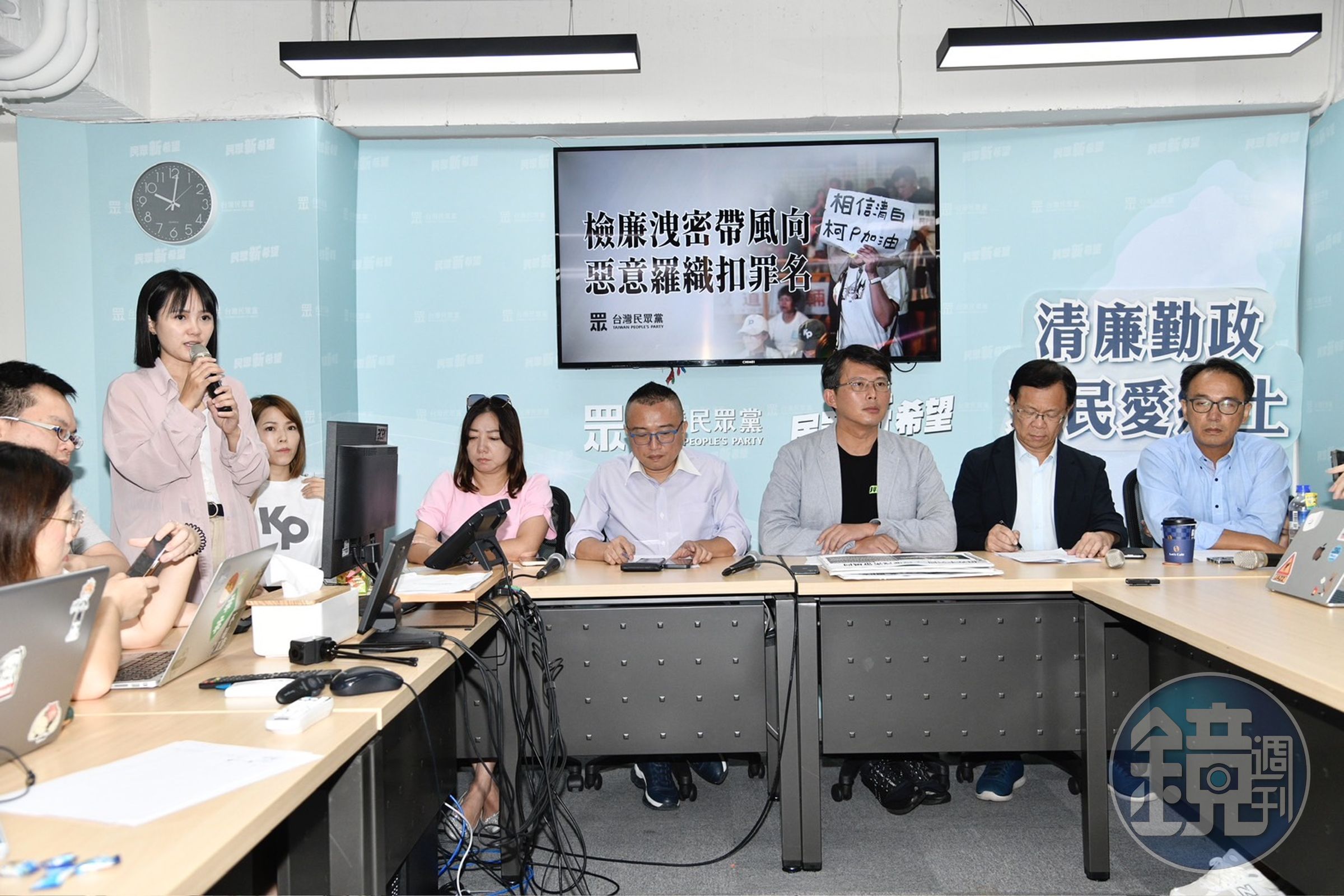 吳怡萱主持民眾黨記者會,欲結束訪問環節卻又被記者追問,讓她揚言以後要管制麥克風。