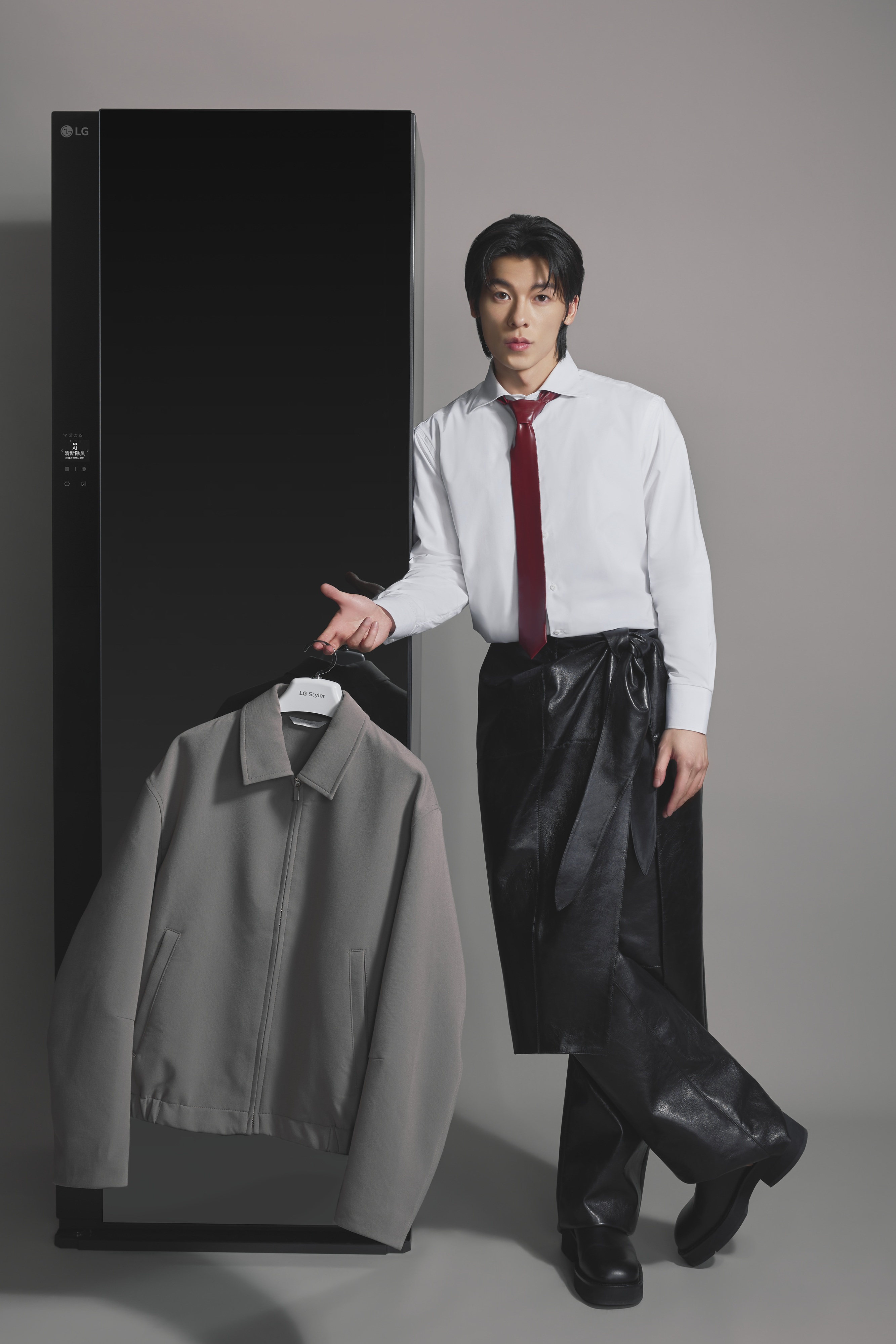 許光漢再度化身LG Styler®「許代樂」,闖入夫妻兩人世界,接招雨天濕衣與換季難題。(LG提供)