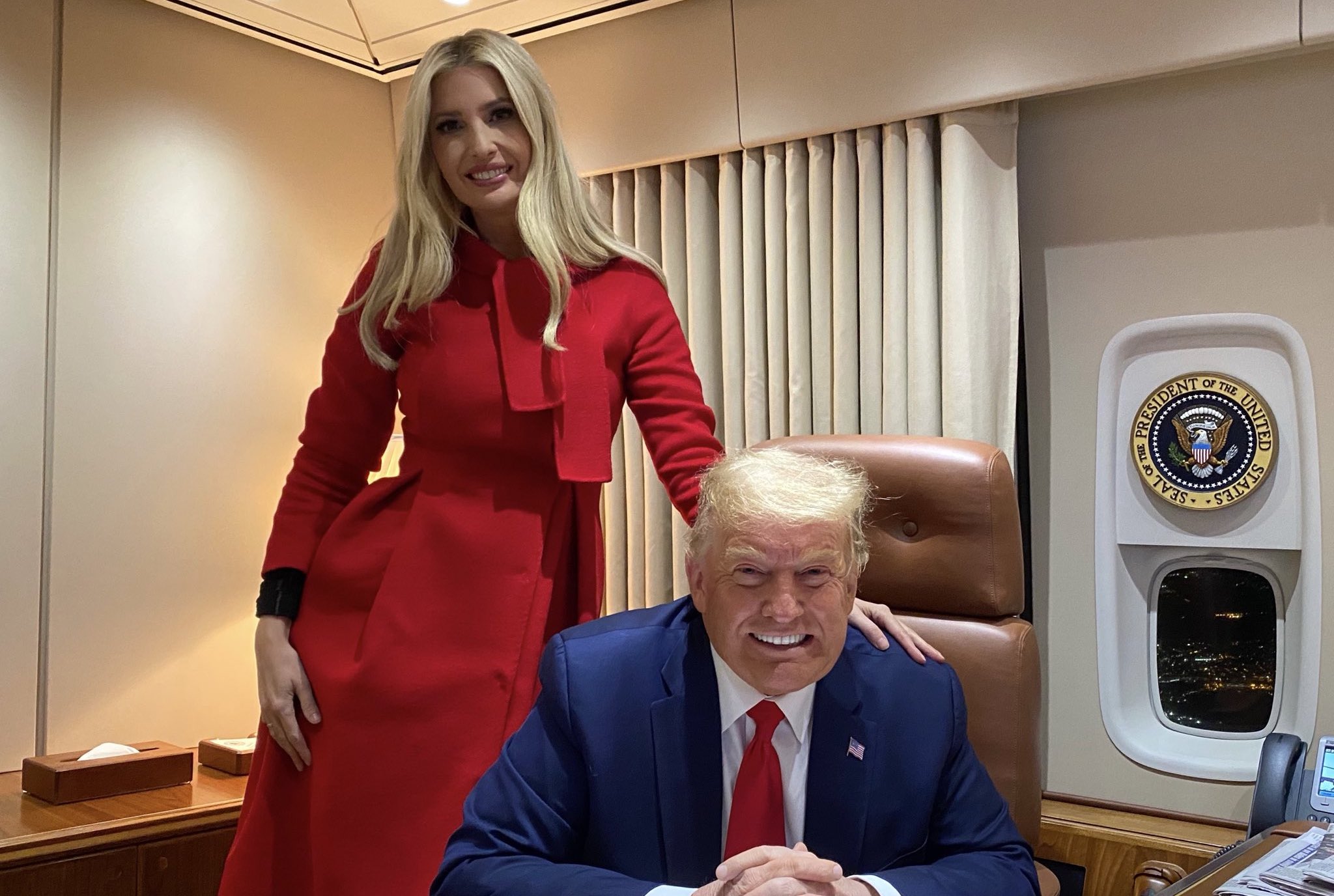 伊凡卡（左）堪稱川普的最美吸票機。（翻攝Ivanka Trump X）