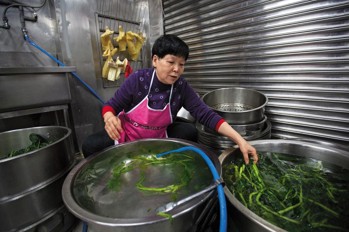 朱姐是億長御坊的靈魂人物，也是裴社長做菜的「私房老師」，曾傳授拿手的左宗棠雞給裴社長。