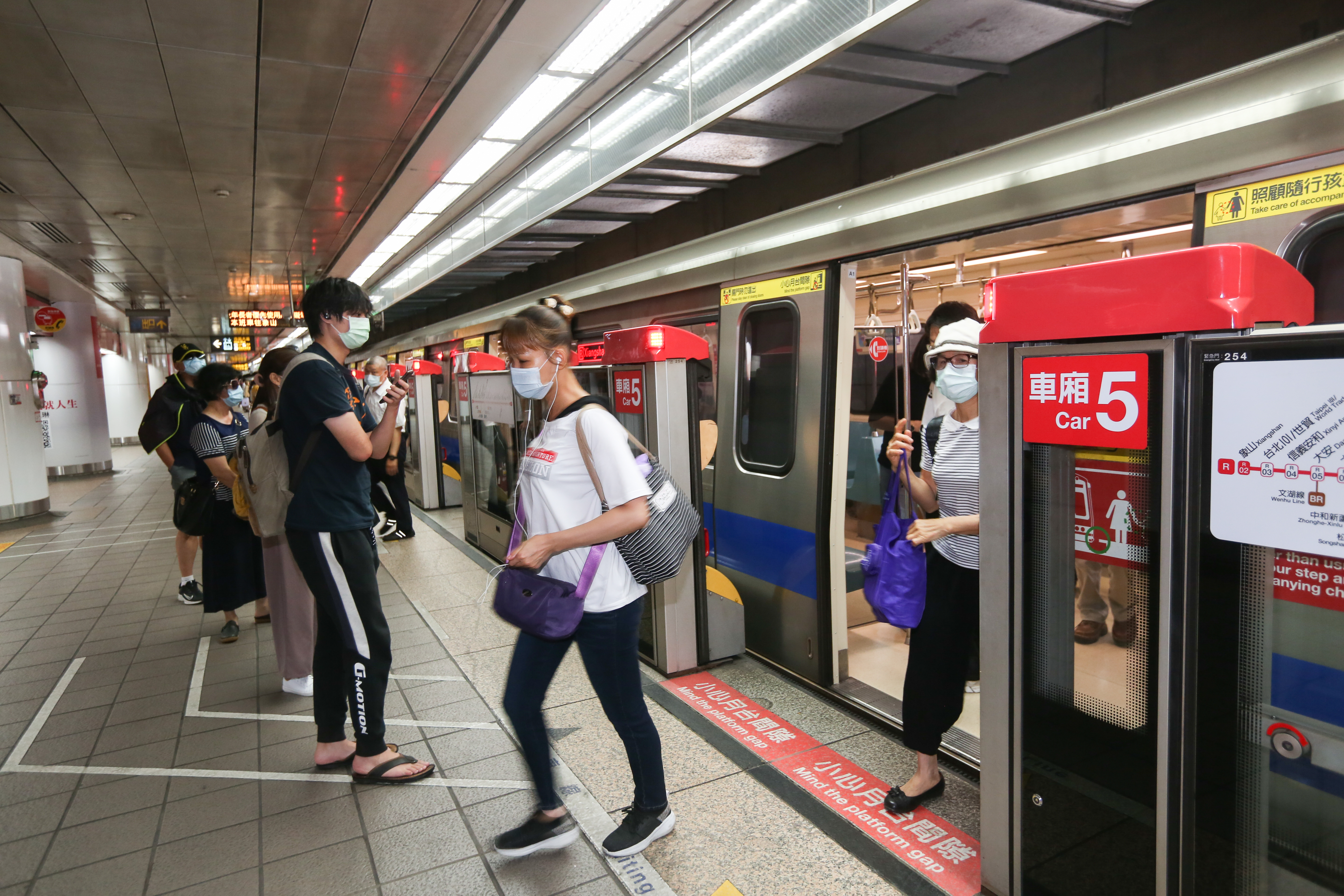 近日有網友抱怨，每次搭北捷紅線都會聞到類似公廁的尿騷味，引起熱議。（示意圖，本刊資料照）