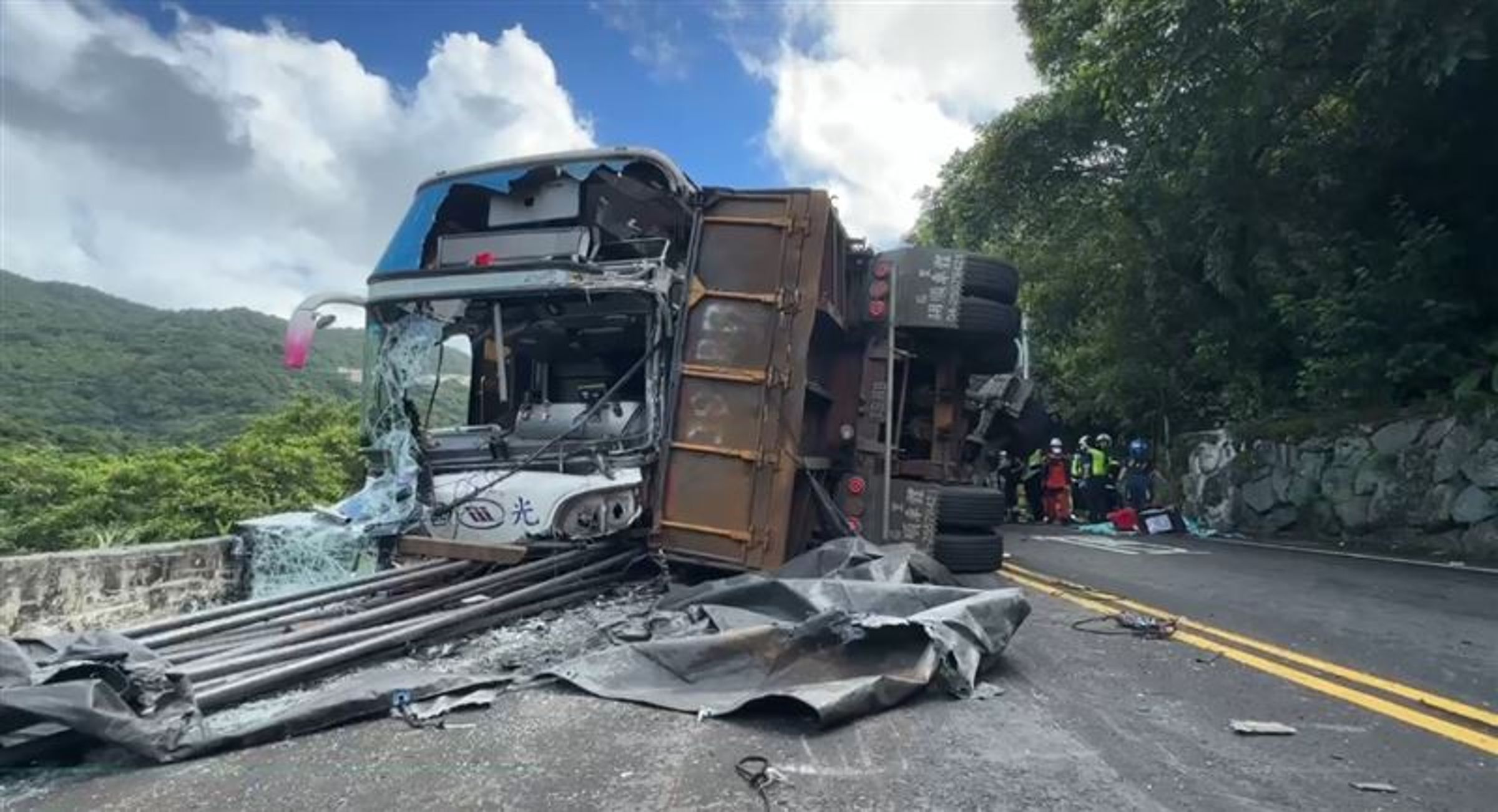 砂石車打滑暴衝對向撞上國光客運,造成1死3重傷,現場鋼條散落一地,畫面怵目驚心。(翻攝畫面)