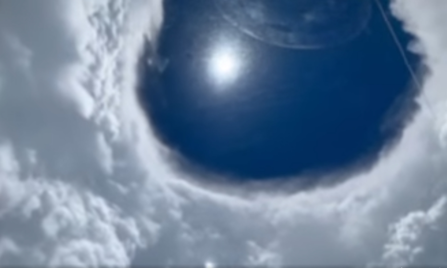 NOAA「颶風獵人」飛入颶風眼捕捉到罕見珍貴的壯觀畫面。（翻攝自FB @AF Reserve Hurricane Hunters）