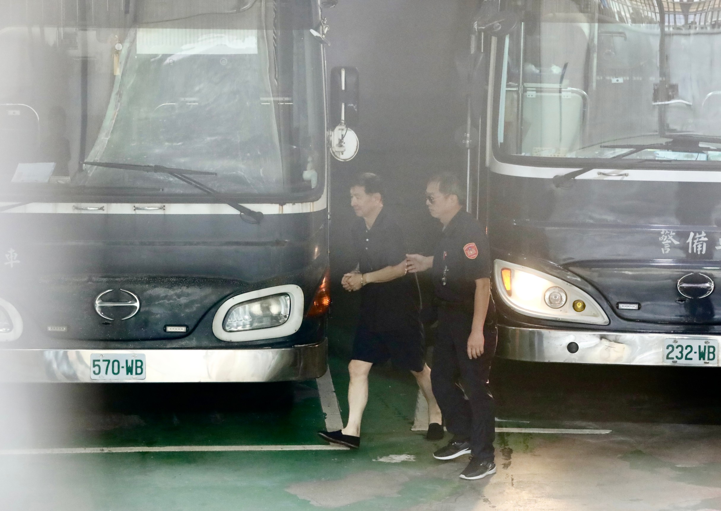 彭振聲上午再次遭北檢提訊，還露出神祕微笑。