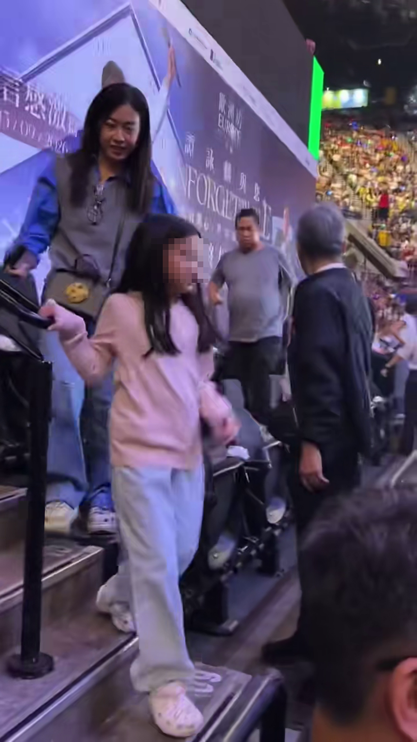 甘比（左）與小女兒劉秀兒（前）一同進場，母女倆穿著休閒低調。（翻攝小紅書）