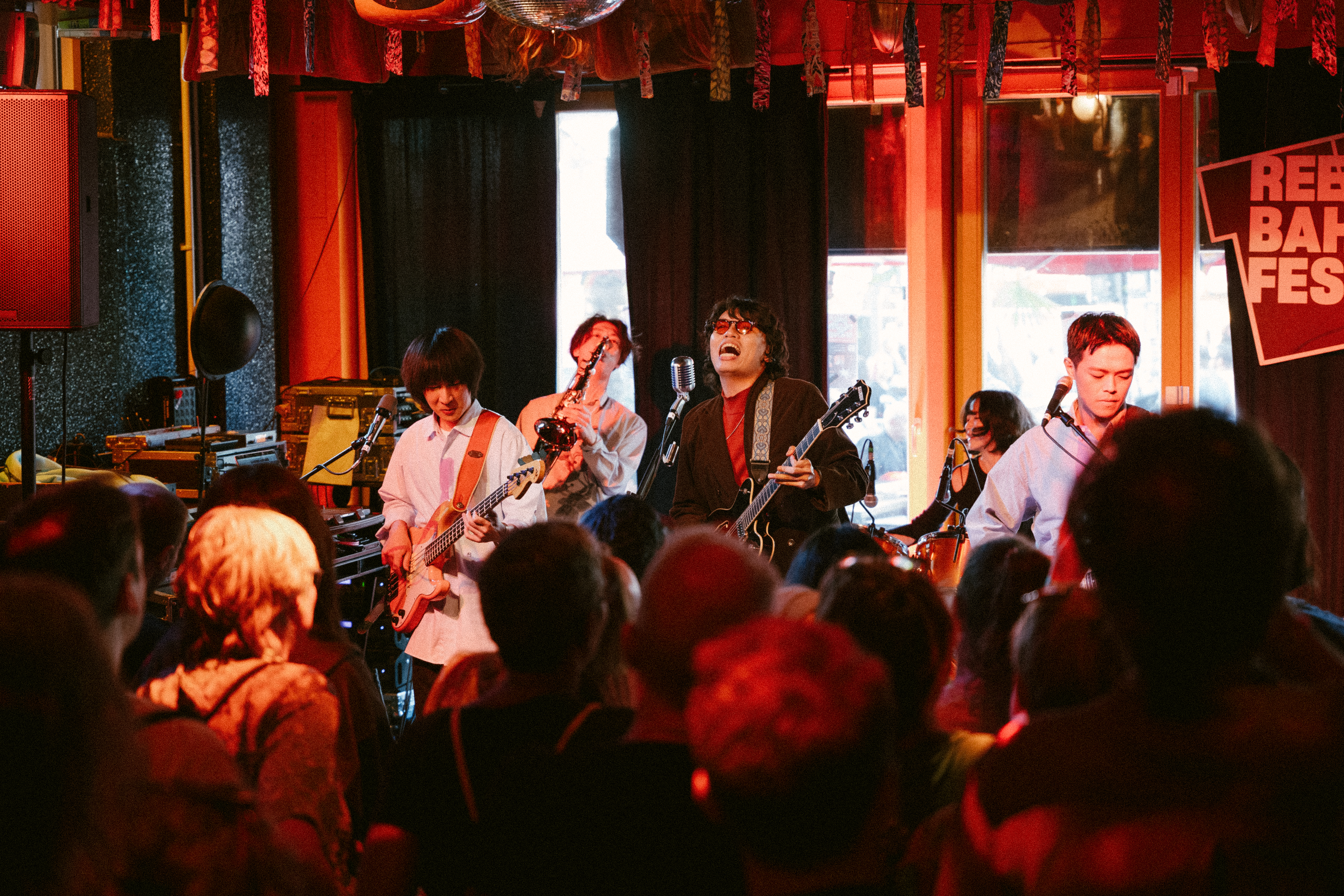 文策院今年9月與歐陸指標性音樂節Reeperbahn Festival合作舉辦台灣專場Showcase，椅子樂團登台獻唱。（文策院提供）