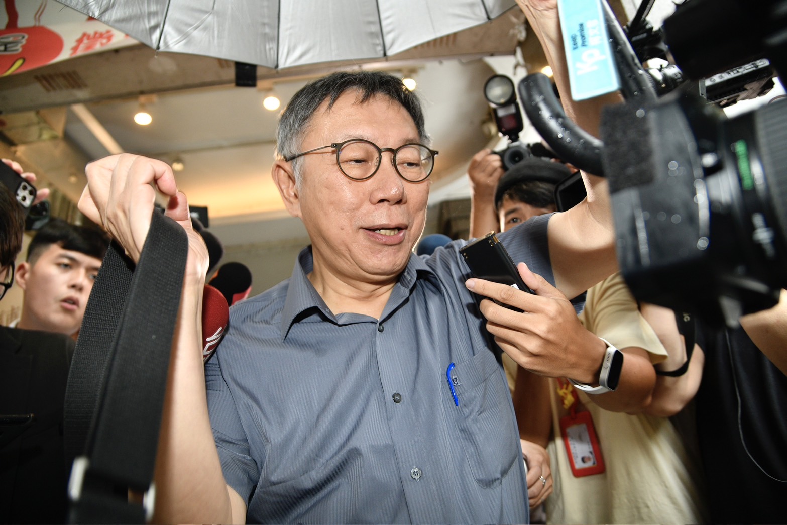 民眾黨主席柯文哲近期陷入京華城案爭議及政治獻金假帳疑雲。