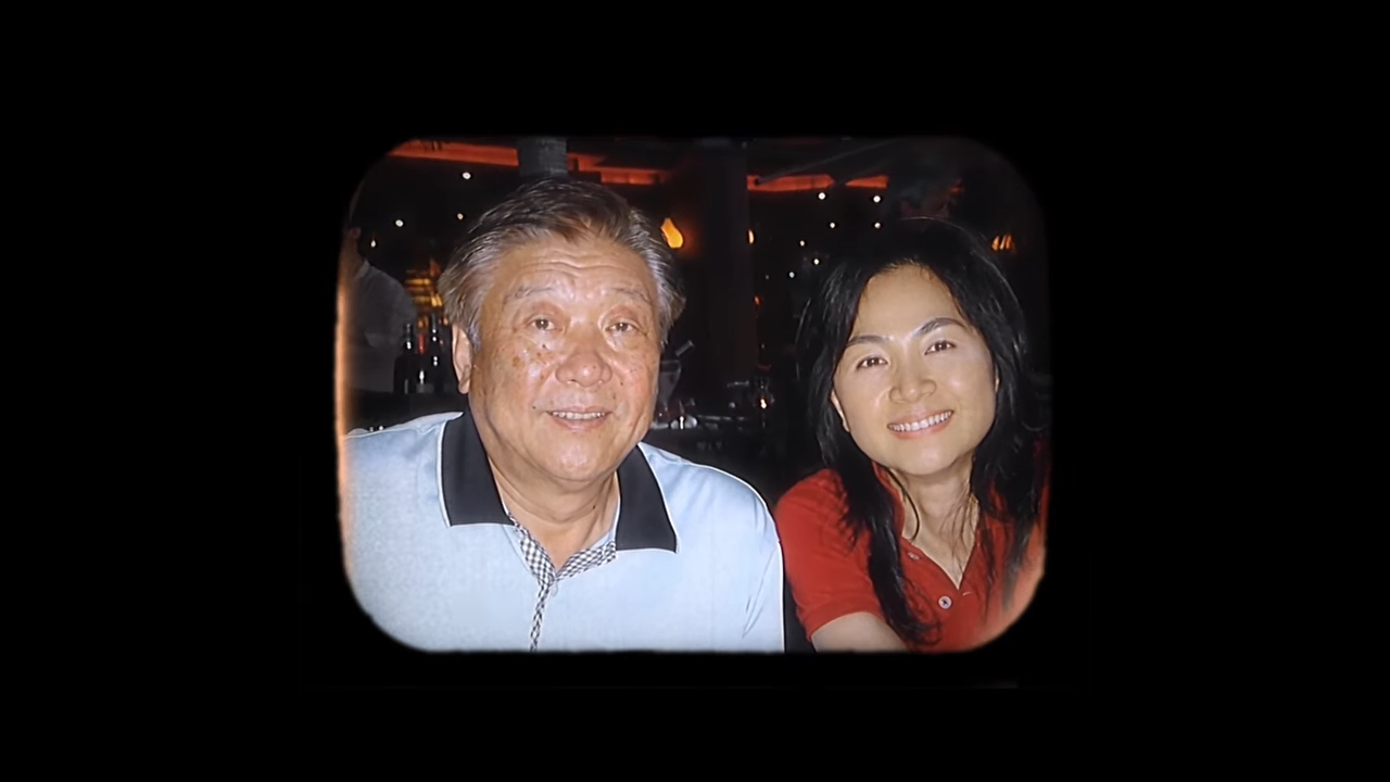 最後一張鳳飛飛跟老公的合照也曝光，並透過現代AI科技，呈現出2人幸福、甜蜜的笑容。（翻攝自YouTube）