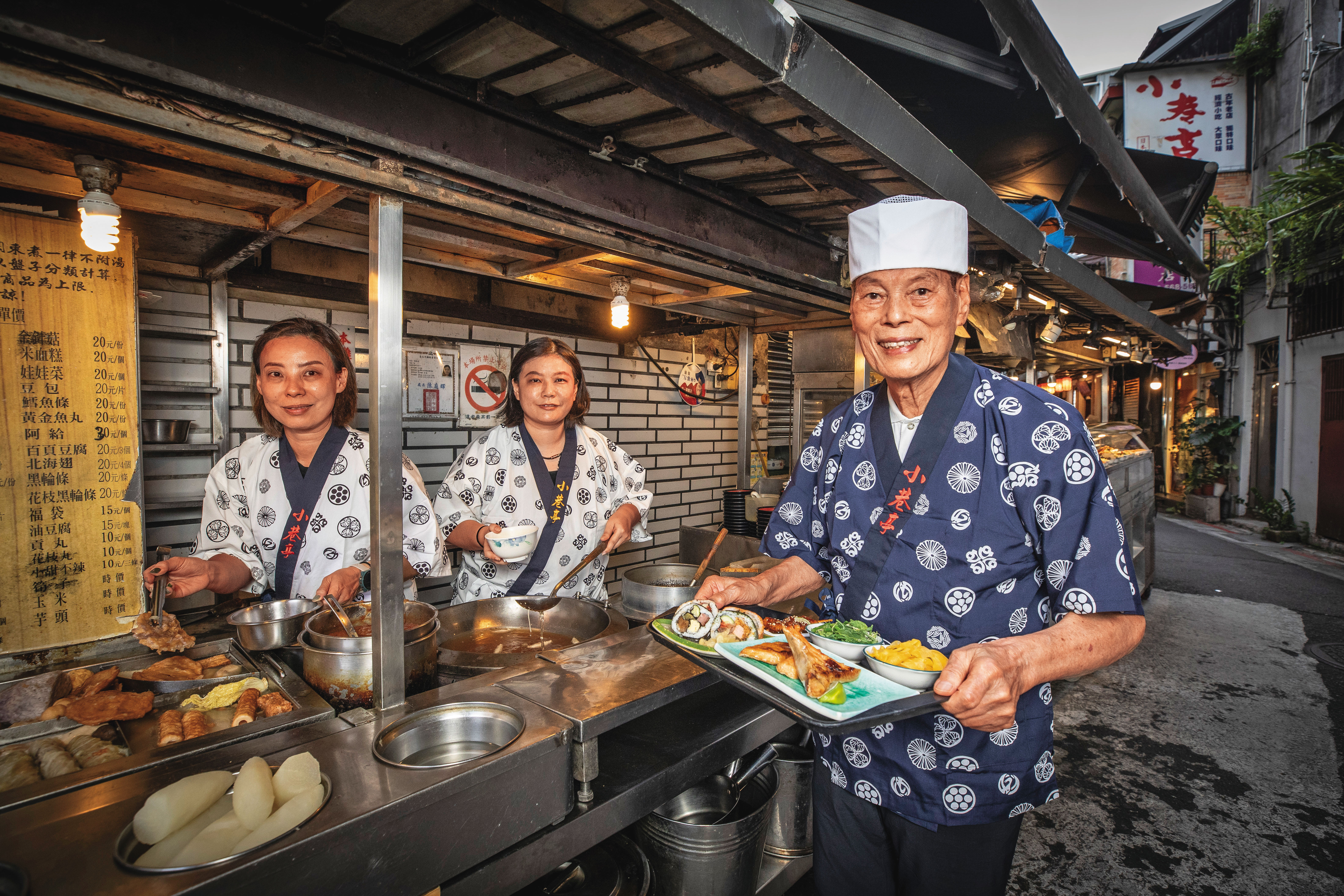 陳德誠近50年前在圓環小巷開了平價日料店小巷亭，第二代兩位女兒也已經接班。
