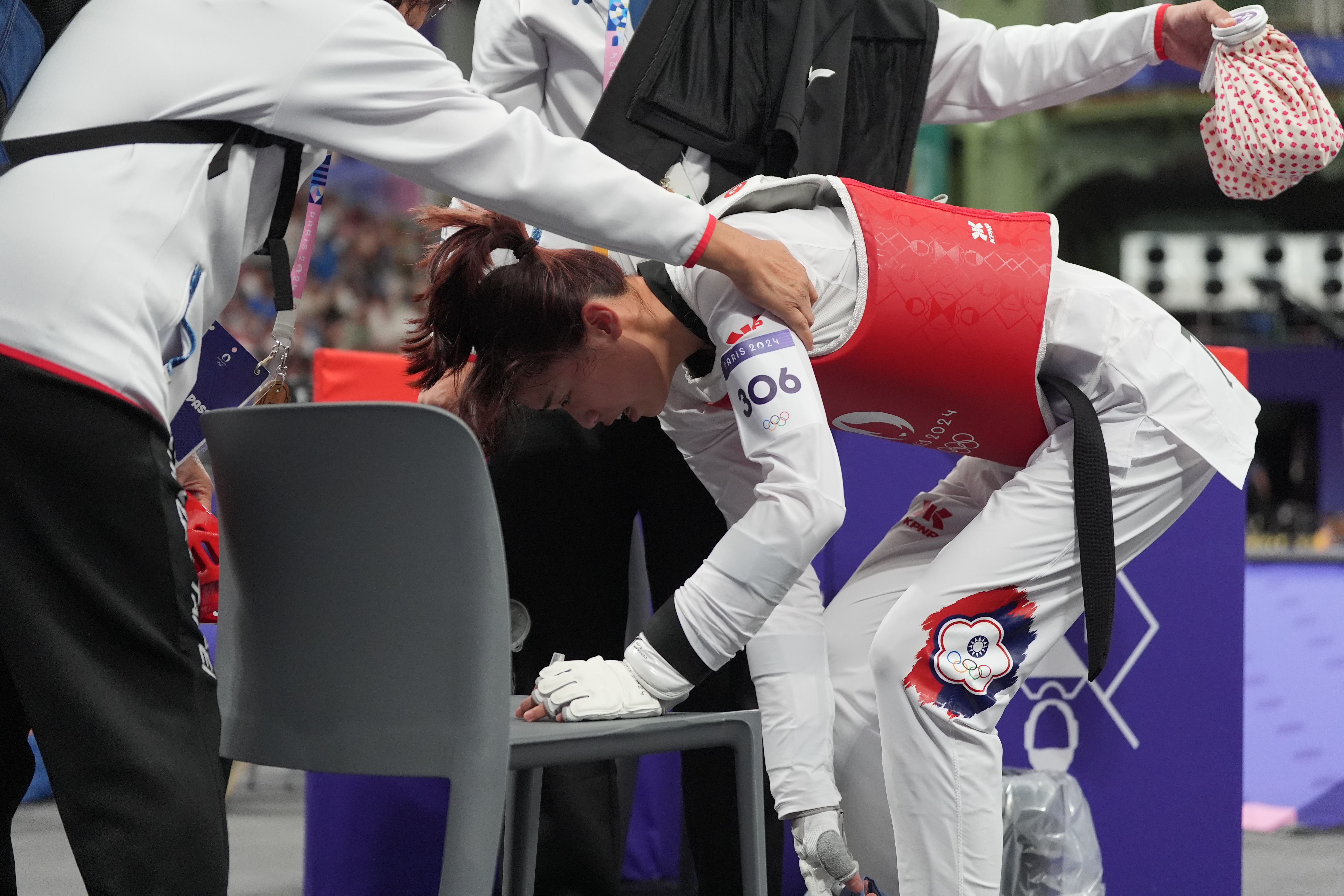 羅嘉翎落敗後一拐一拐下場，難過落淚。（中華奧會提供）