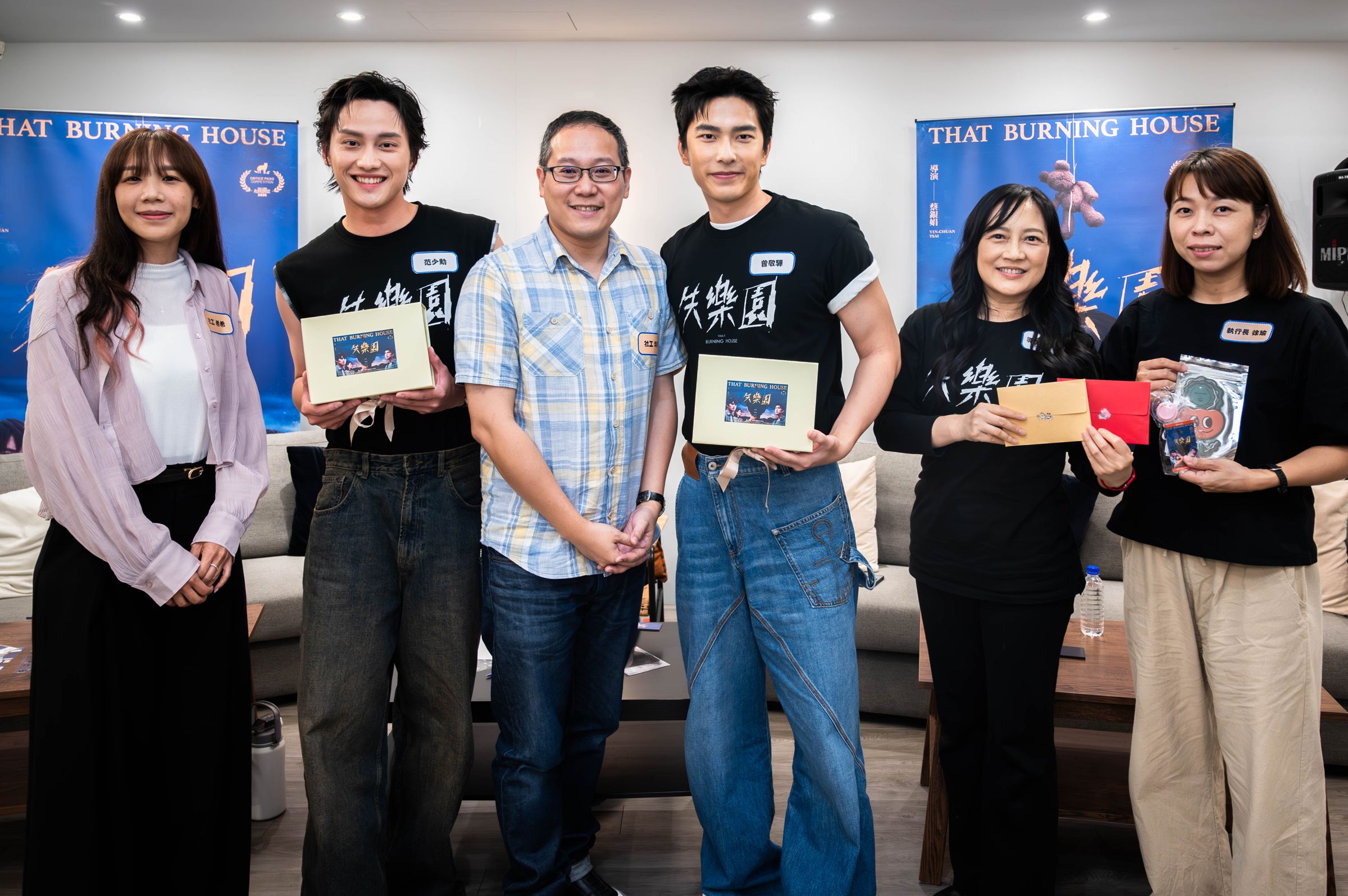 導演蔡銀娟(右2)攜手范少勳(左2)、曾敬驊(右3),贈送安全帽、行李箱及小家電及手寫卡片等禮物,祝福滿18歲離院畢業生一帆風順。(冬候鳥電影、文策院提供)