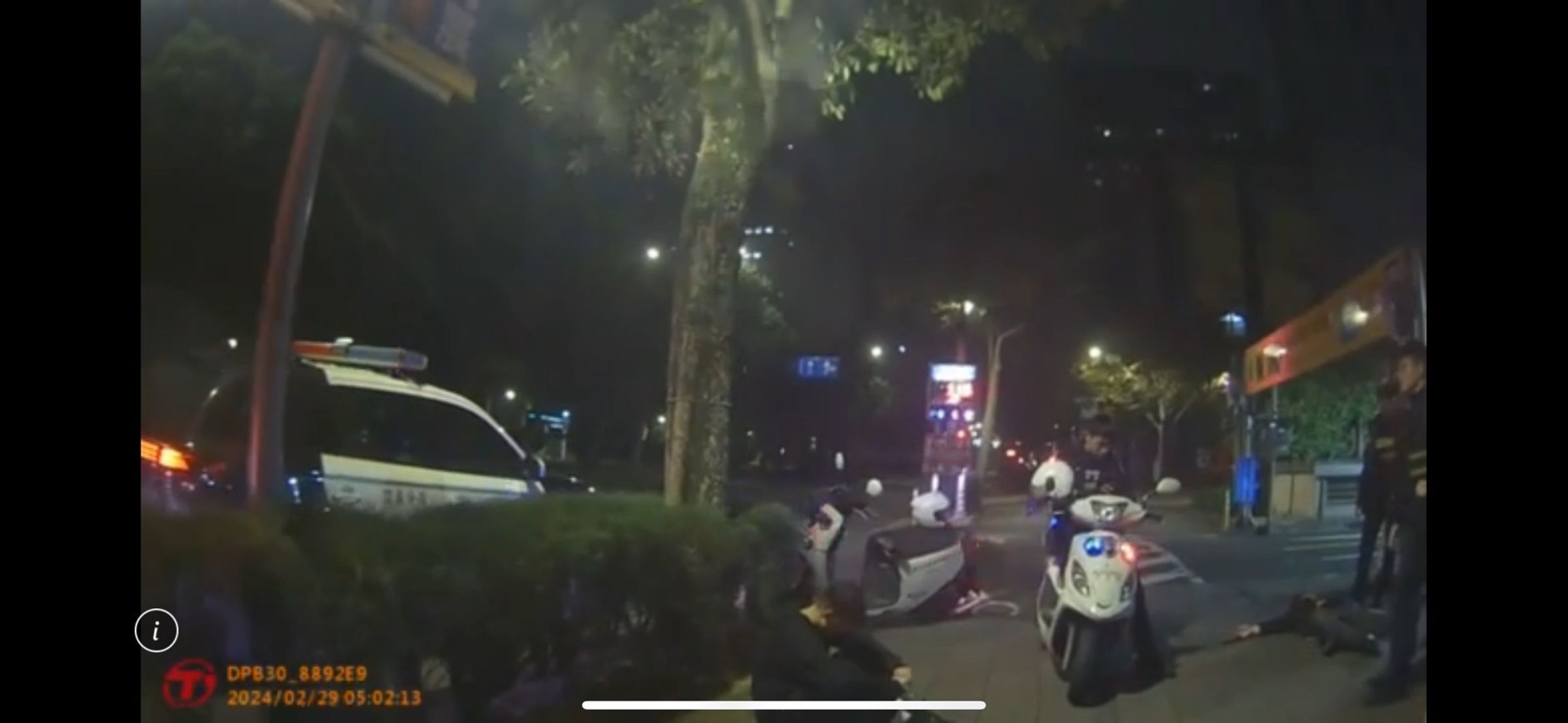 警方到場時，施暴陳男呆坐一旁，孫男則是酒醉躺臥路邊。（翻攝畫面）