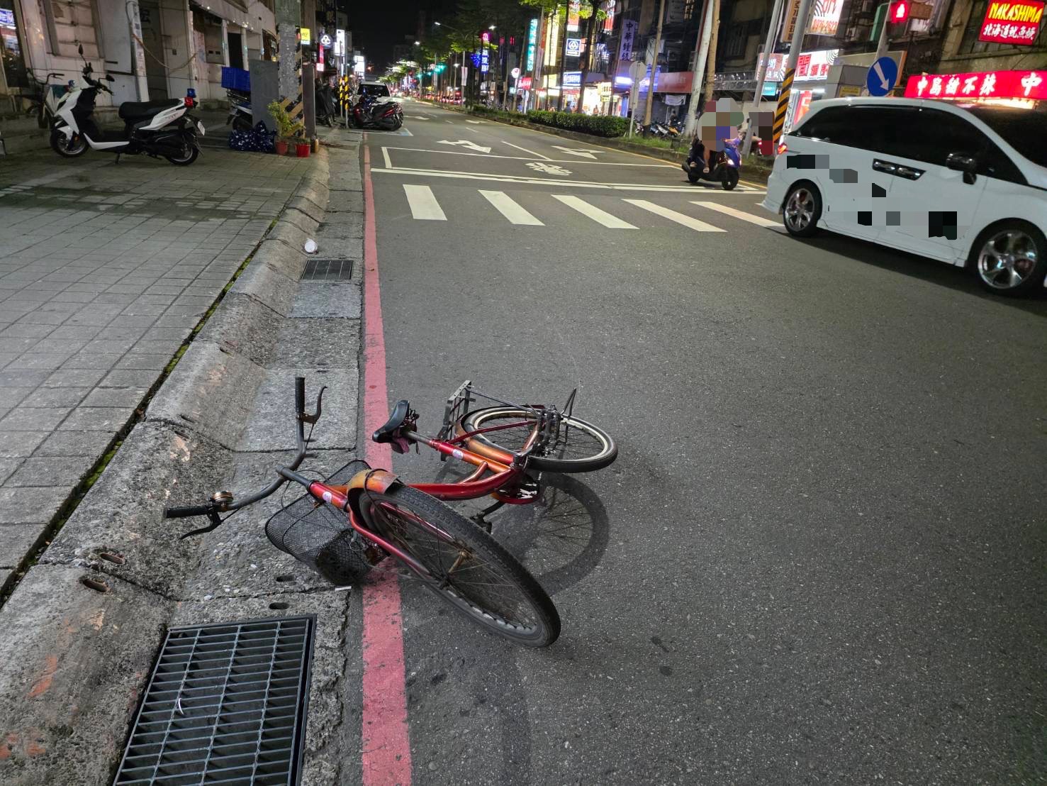 一名劉姓女子昨晚騎乘單車行驗三重，遭計程車撞飛，造成全身多處擦傷，但司機竟肇事逃逸。（翻攝畫面）