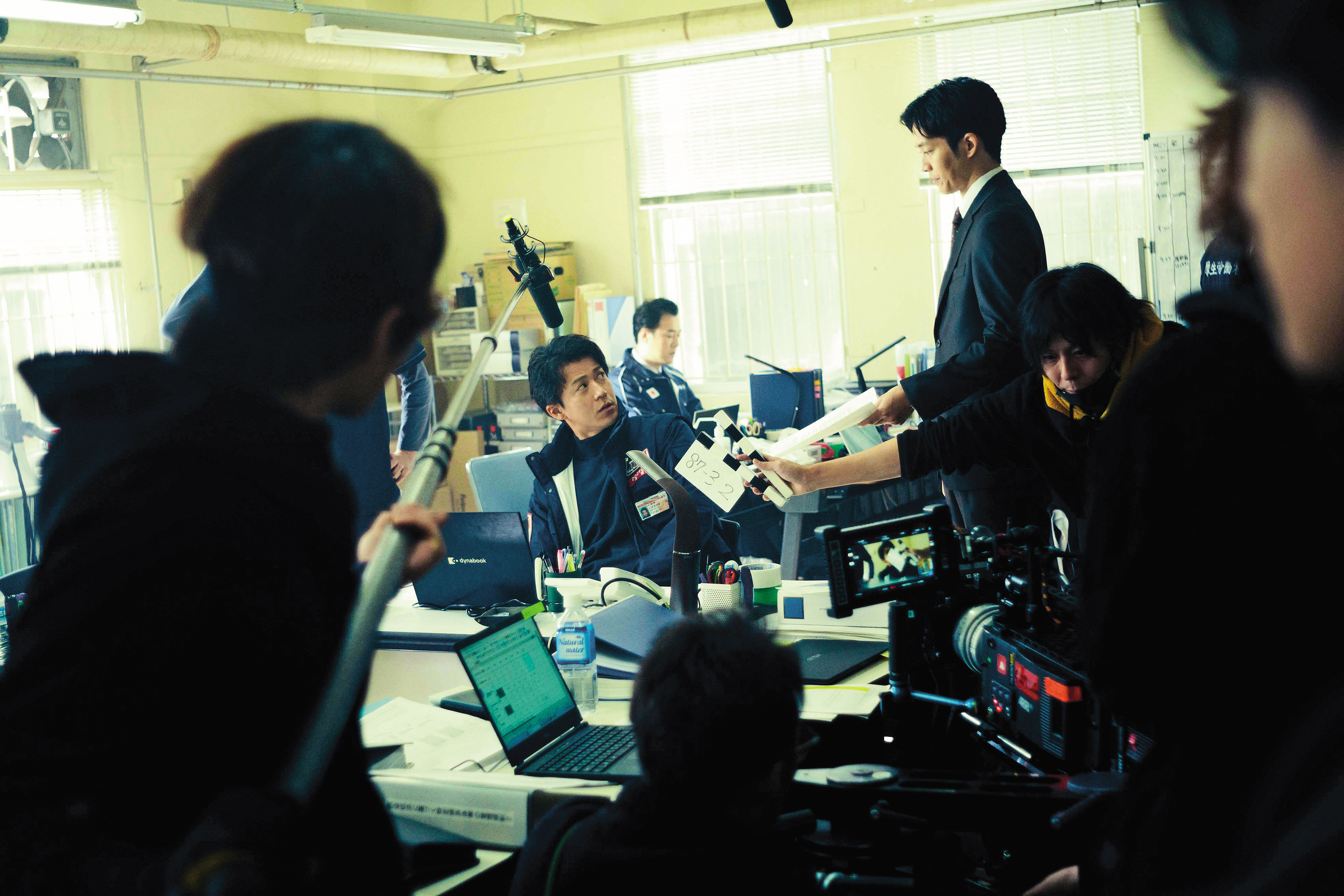 小栗旬（右四）飾演的DMAT指揮官，與飾演厚生勞動省官員的松坂桃李（右二）從溝通衝突中逐漸找到共識。（天馬行空提供）