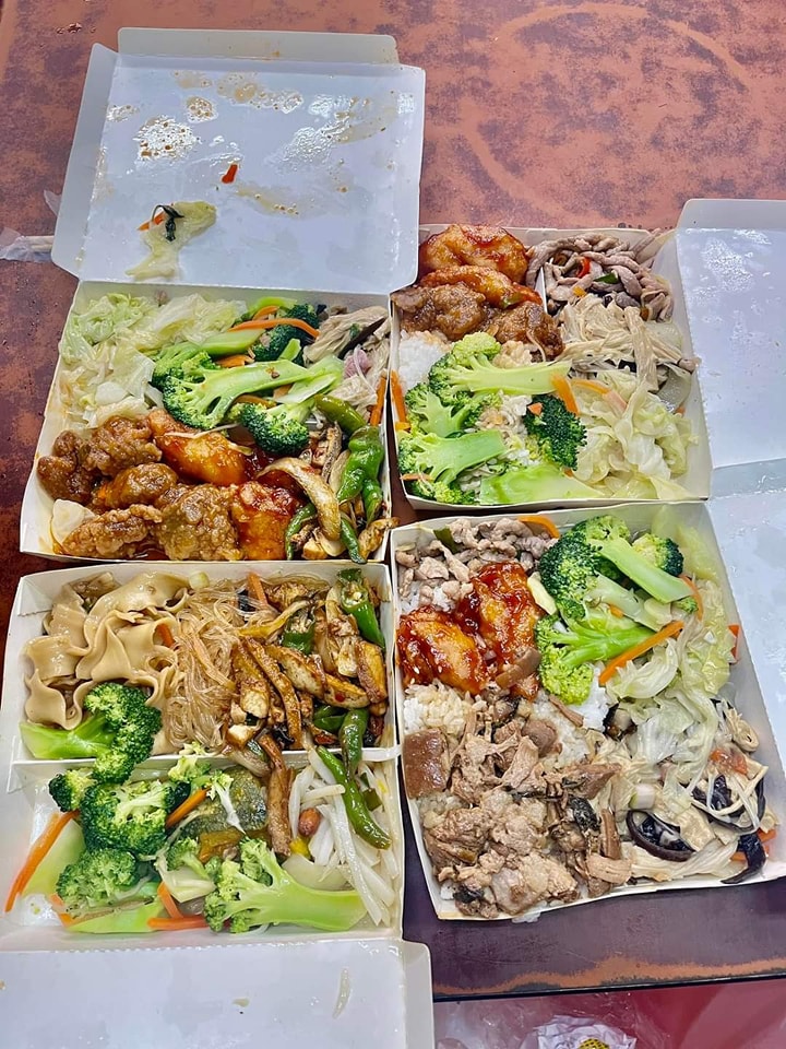 近日有網友在臉書社團po文，提到在台南市購買4個便當只要270元。（翻攝自爆廢公社）