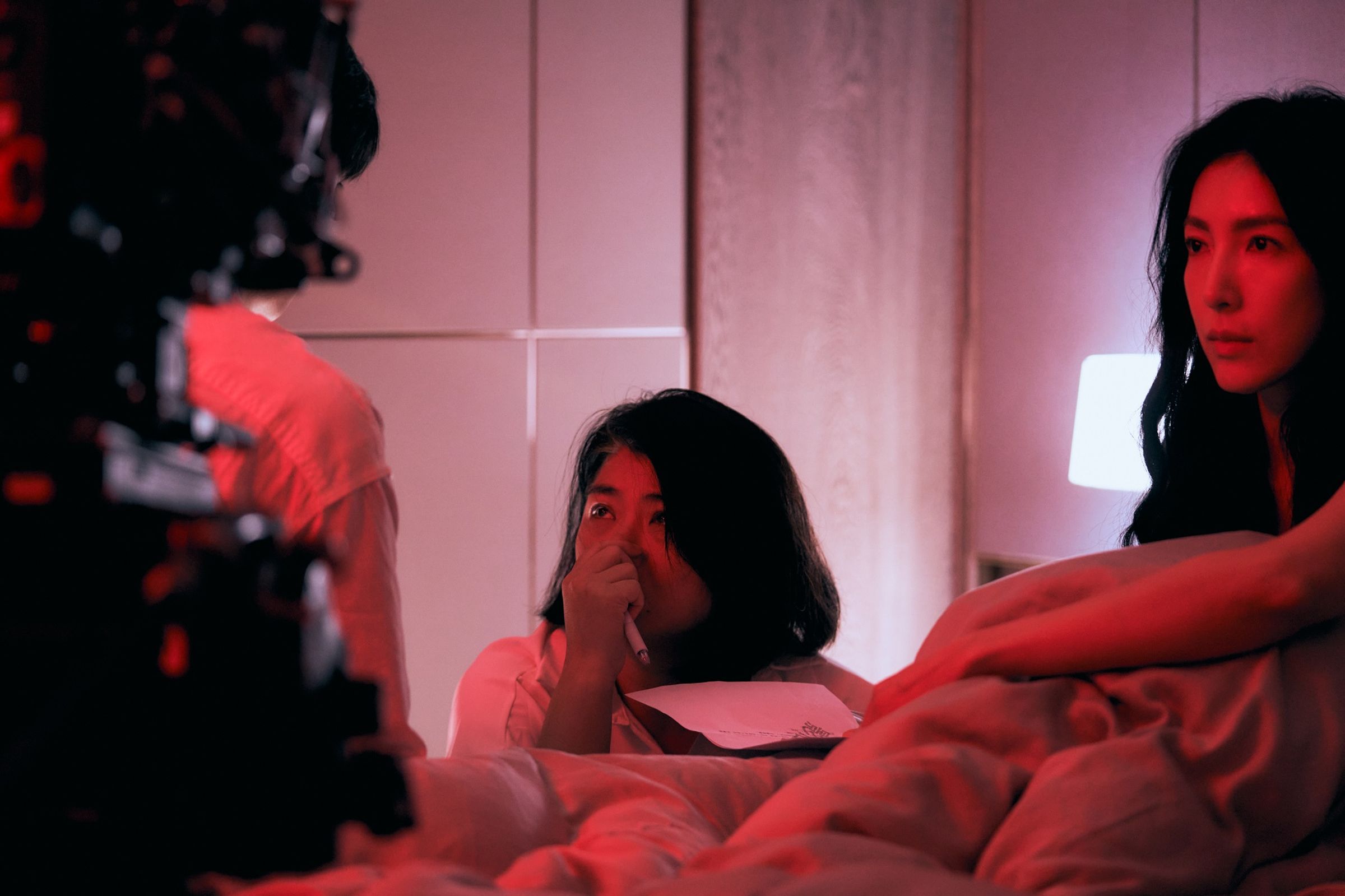 編導嚴藝文（中）在拍攝現場會細心與楊謹華（右）溝通。（Netflix提供）