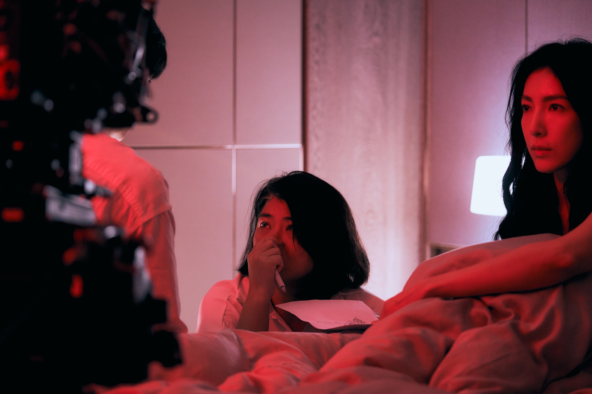 編導嚴藝文（中）在拍攝現場會細心與楊謹華（右）溝通。（Netflix提供）