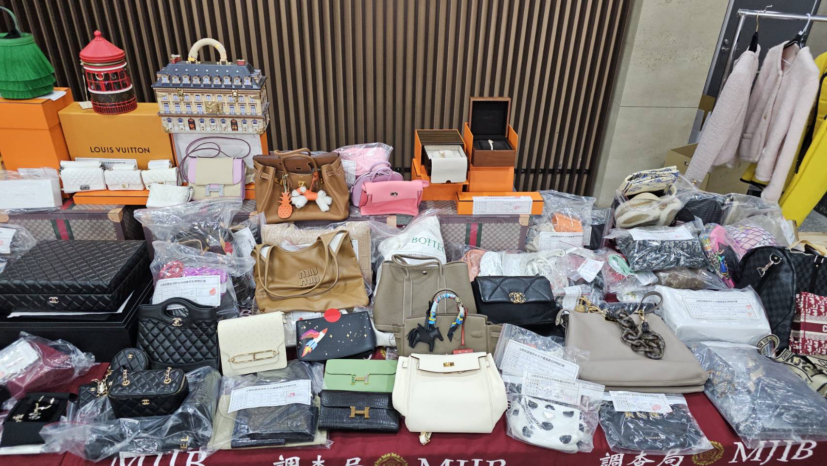 檢調偵辦台雅前董座遭詐案，已查扣近億元的愛馬仕、LV等名牌包、衣服、首飾、傢俱、腳踏車、名畫等高級精品，另查扣藍寶堅尼、Lexus LM等進口豪華轎車。（調查局提供）