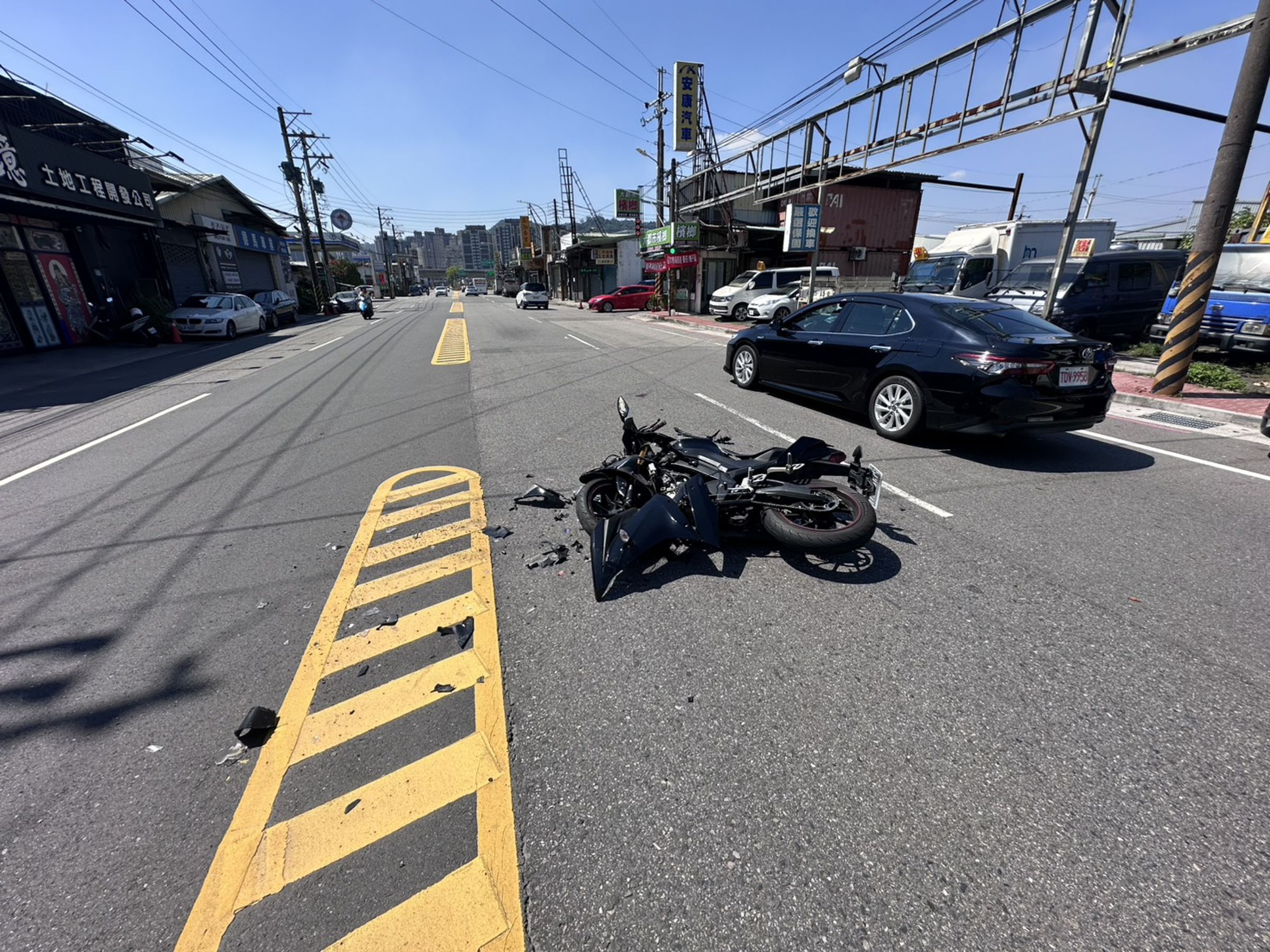 轎車直接路口大迴轉,雙載機車猛撞上。(警方提供)