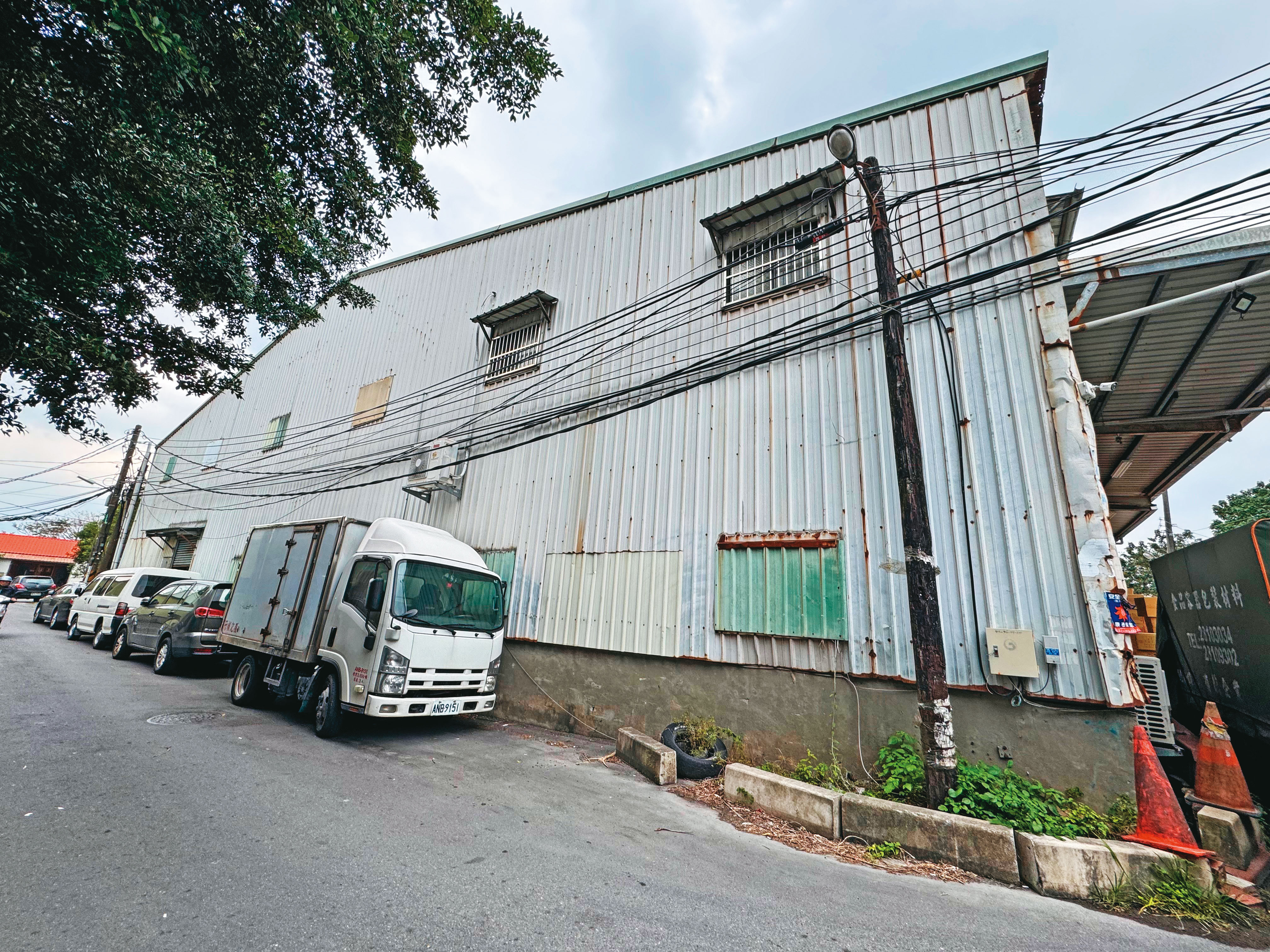 本刊直擊延平北路八段一處的土地,發現農田早已變成鐵皮屋。