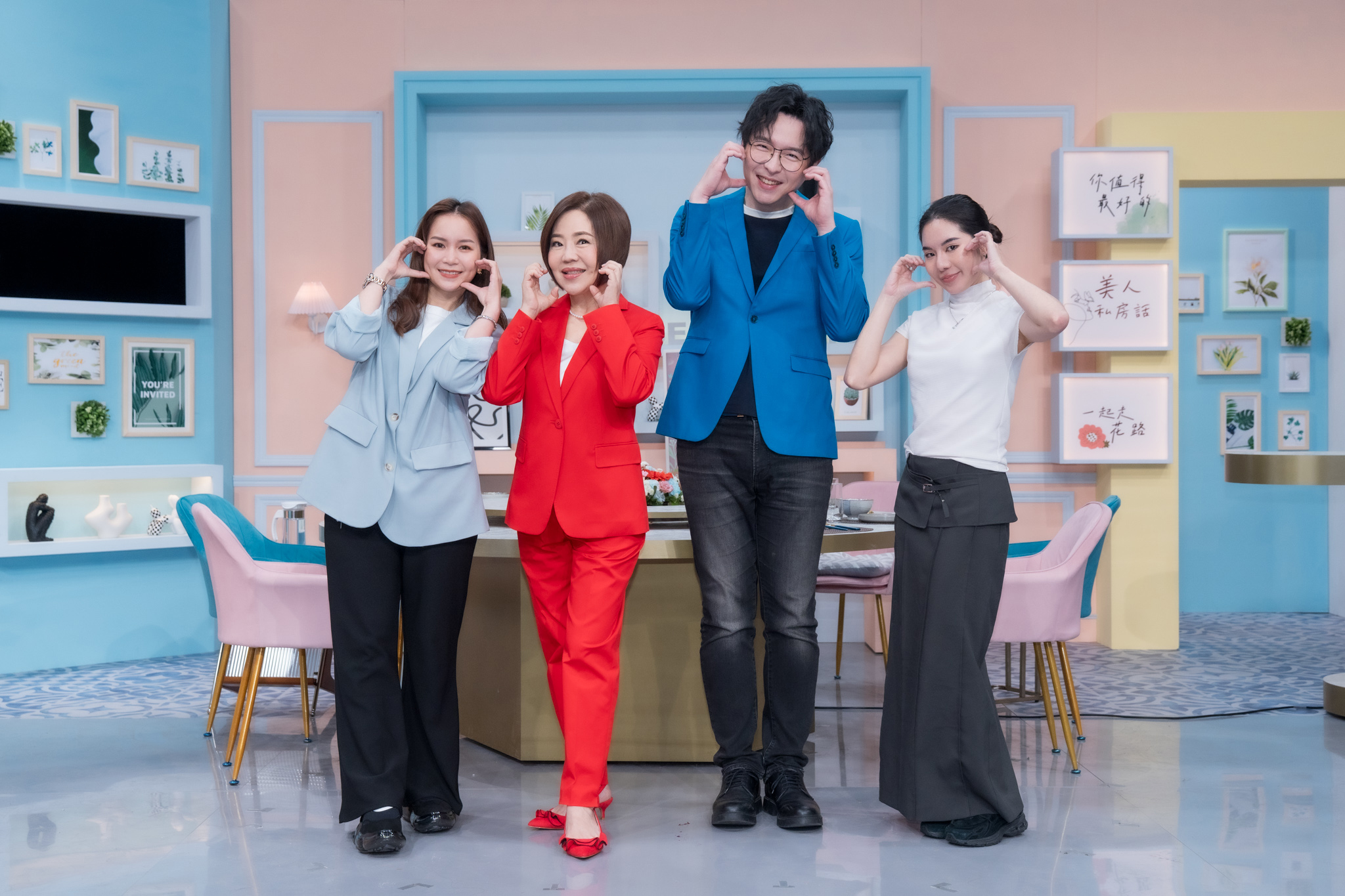 于美人領軍，攜手星星教授安格斯、風水命理專家木木、象棋占卜專家莫蒂等專業命理師團隊，打造命理節目。（東森超視提供）