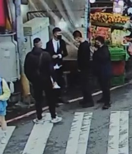 一票人在現場爆發黑吃黑,搶奪700萬元贓款。(翻攝畫面)