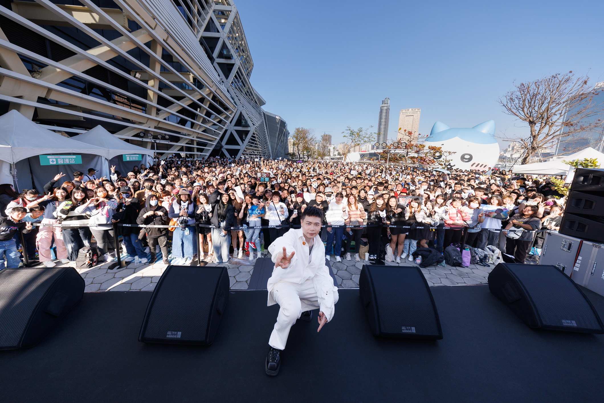 蕭秉治昨（15日）在高雄舉辦簽票會，場地正好與「吉伊卡哇」為鄰。（相信音樂提供）