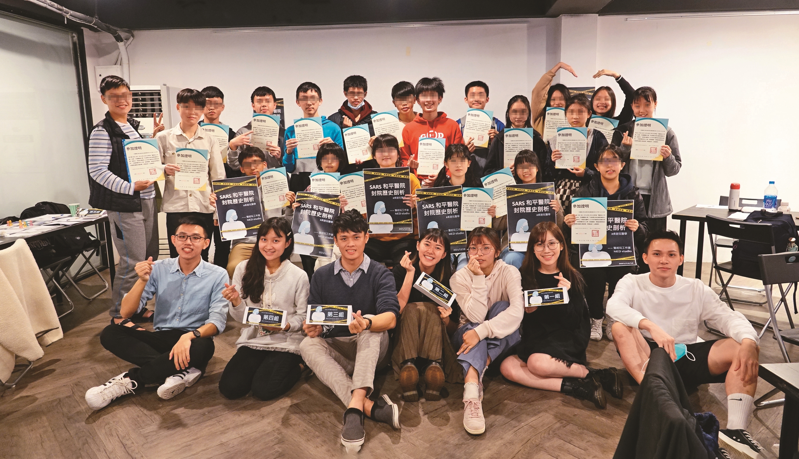 醫起玩工作室到師大附中舉行桌遊工作坊，成員周玄（前排左起）、陳姸妡、施泓誠、周奕伶、李怡臻、郭可盈、陳秉諄與學生們合照。（醫起玩工作室提供）