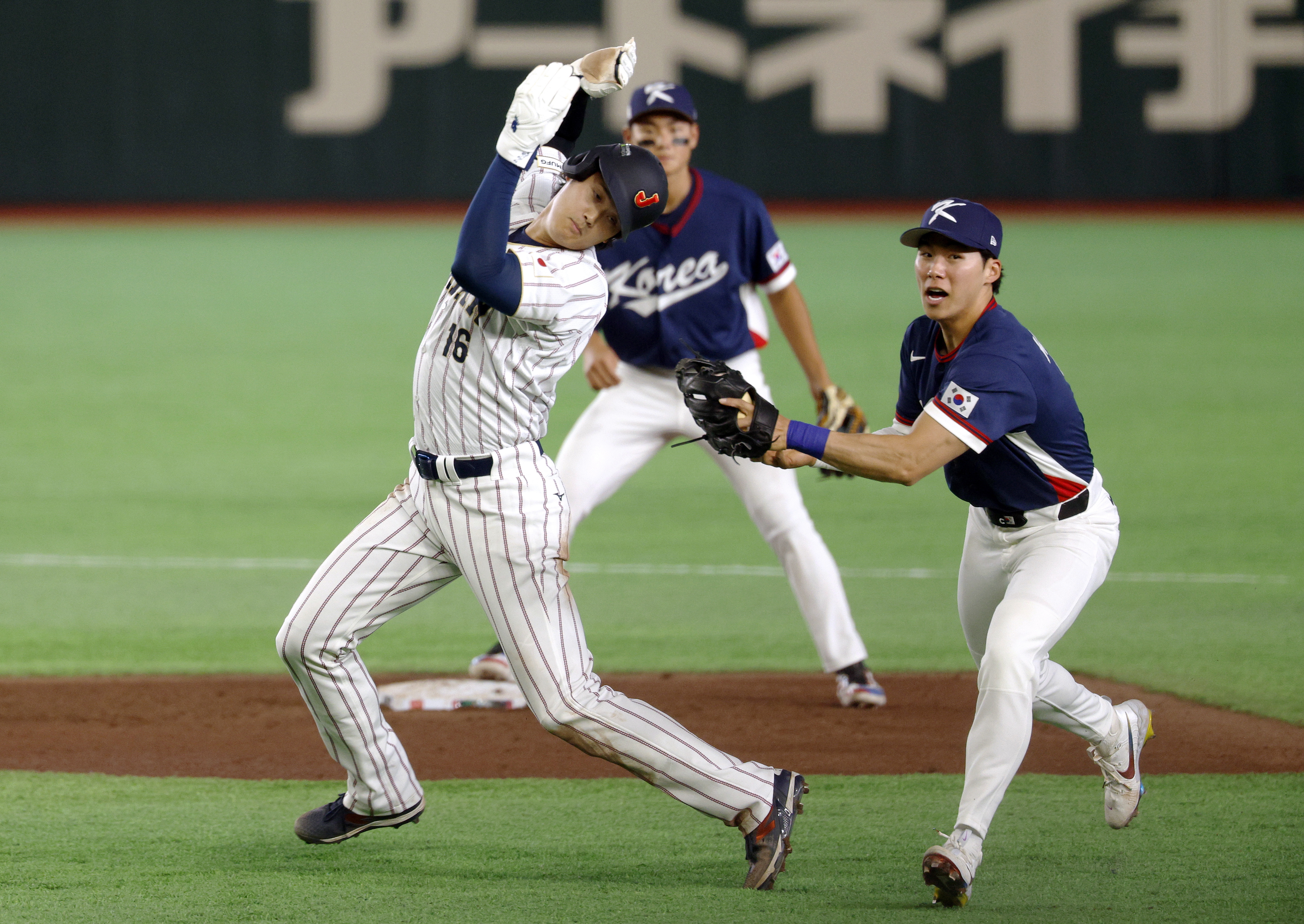 金慧成前天在南韓對戰日本的比賽中，不僅有開轟表現，還和道奇隊友大谷翔平上演一齣鬼抓人。（東方IC）
