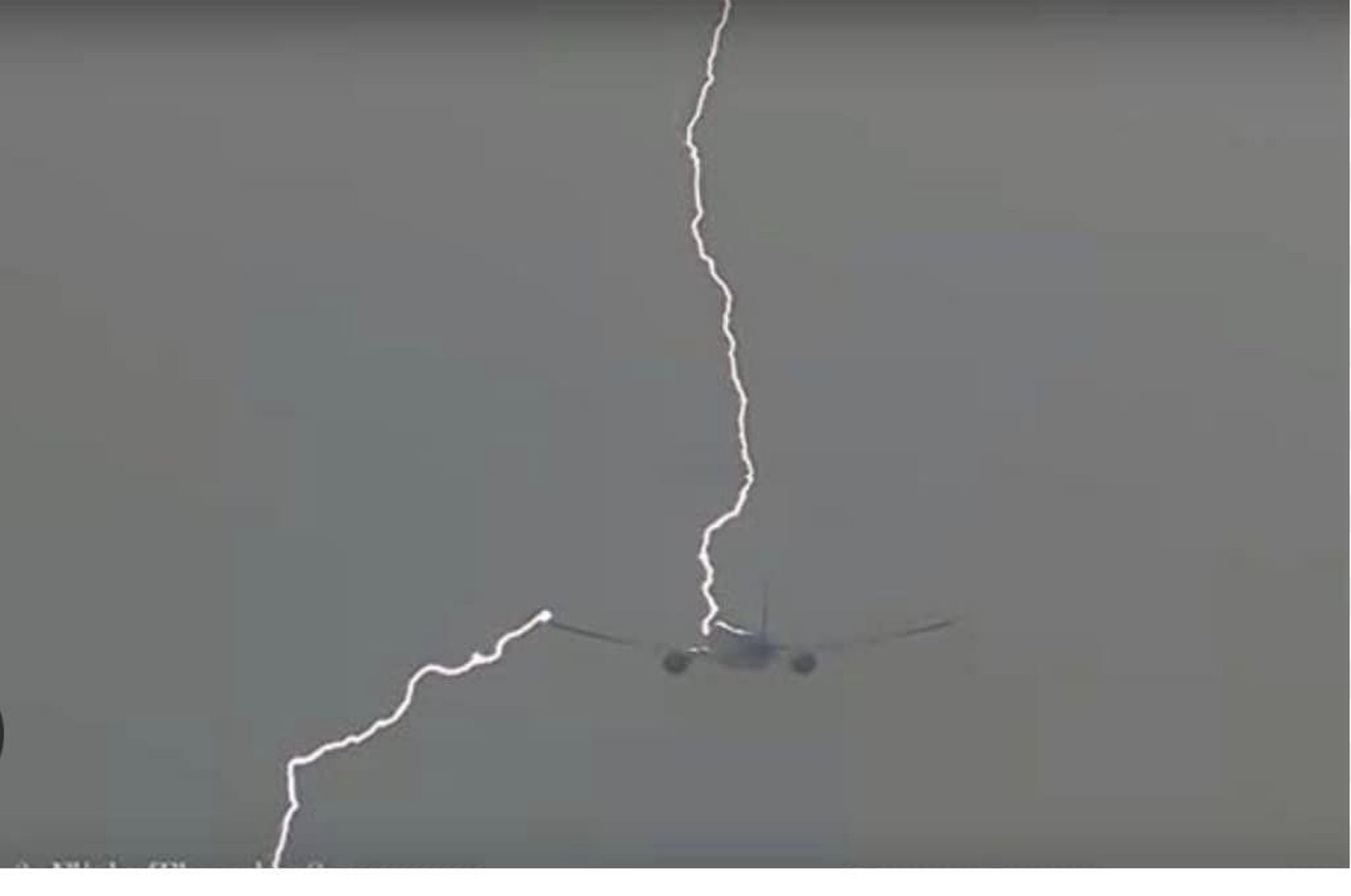 謝長廷搭機途中遇到雷擊,畫面非常驚險。(翻攝自臉書)