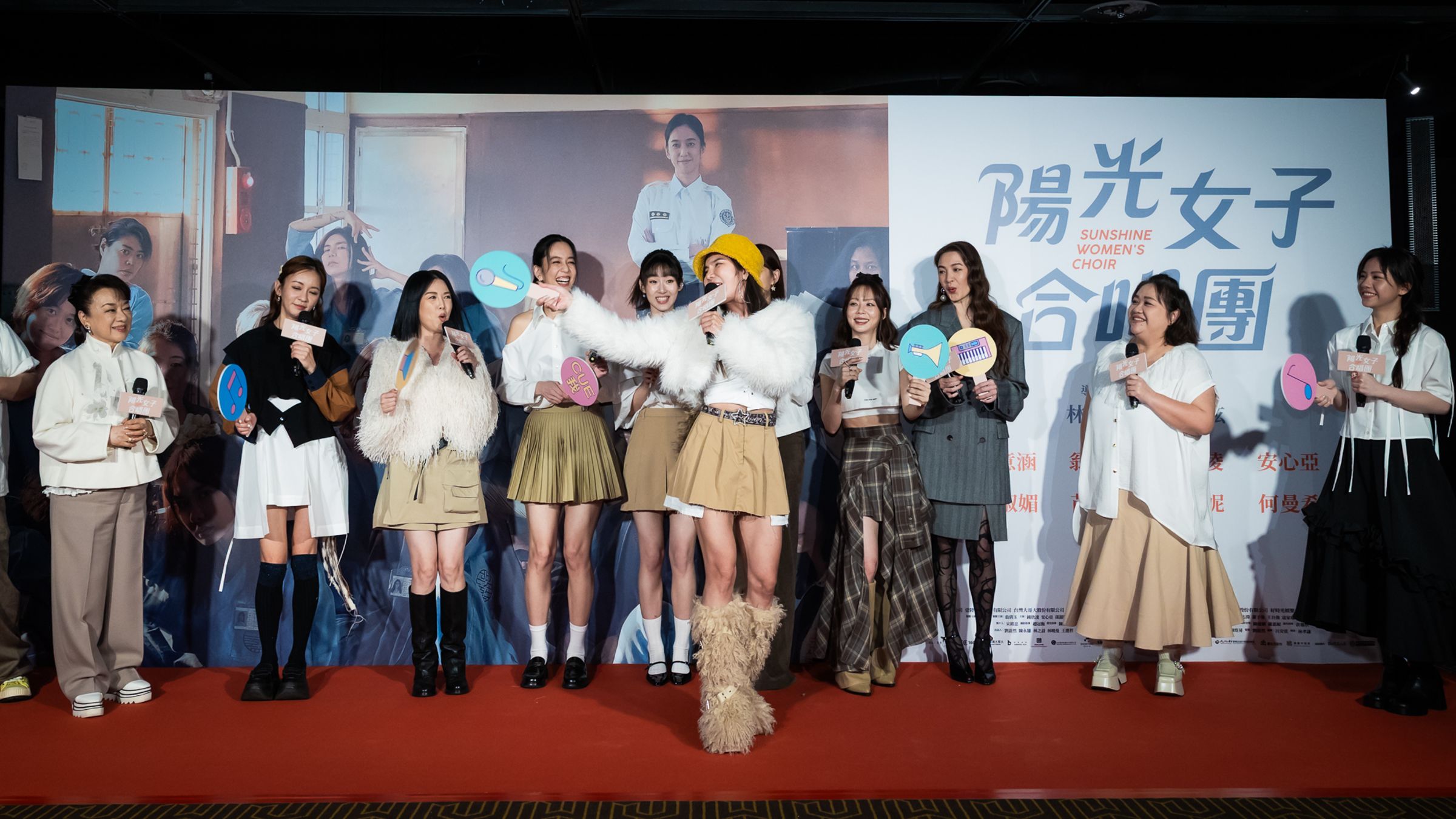 舞蹈老師Nike現場嗨唱〈姊姊妹妹站起來〉,大秀專業級舞姿。(壹壹喜喜提供)