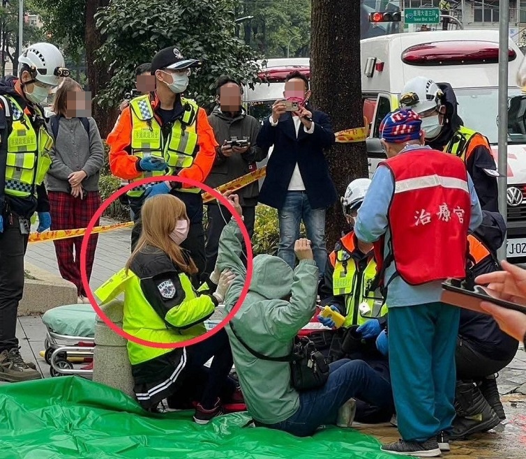 「金髮Yuki」疑似假冒EMT身分，亂入急救現場。（翻攝自靠北EMT臉書）