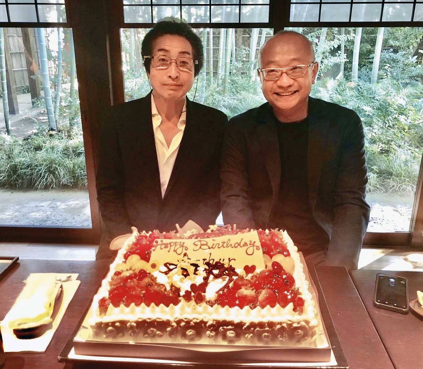 王劭仁（右）三顧茅廬說服日本黑茶屋集團「燈燈庵」來台，2018年他替高水會長（左）慶生。（王劭仁提供）