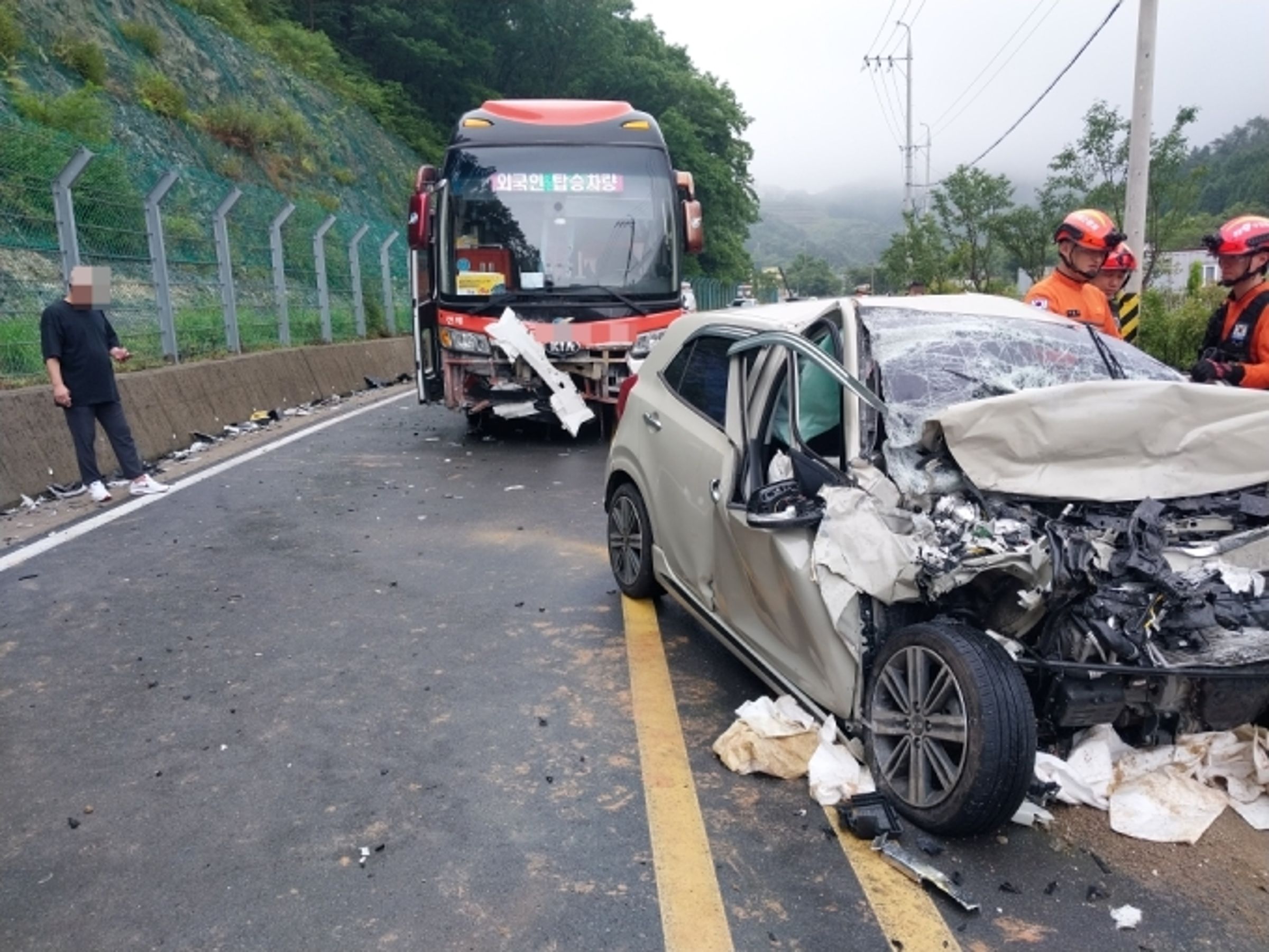 台灣旅行團赴韓國慶尚南道旅遊，3日意外發生車禍，造成1名台籍旅客受傷。（翻攝自韓媒）